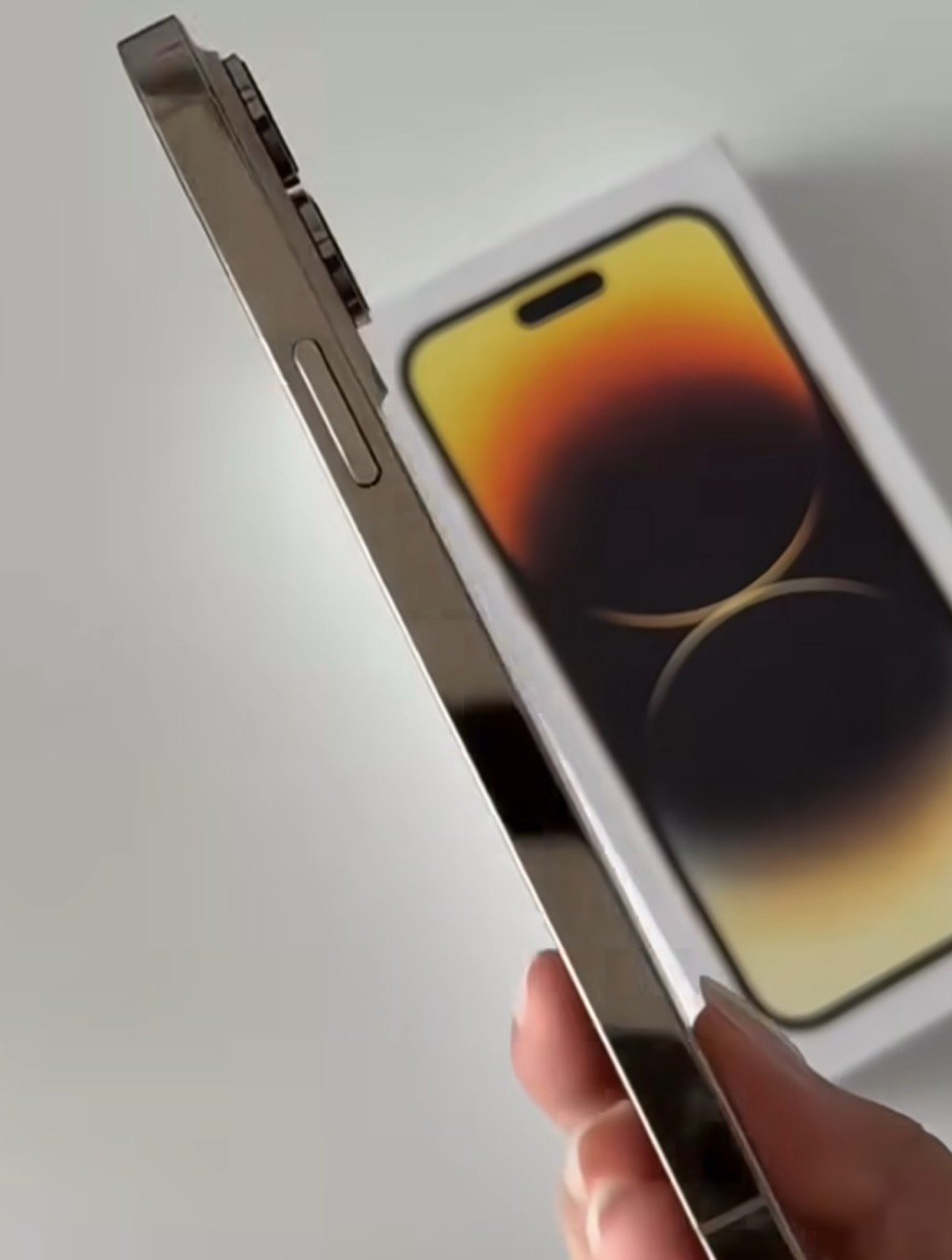 ايفون 14 برو ماكس 
ذاكرة 256 بطارية 83‎%‎ 
استخدام شخصي نضيف جداً 
وياه كارتونه وكيبل وبي لزكة جديدة وكڤر ماكسيڤ الأصلي مو الشفاف 
مكاني بغداد ، الشعلة 