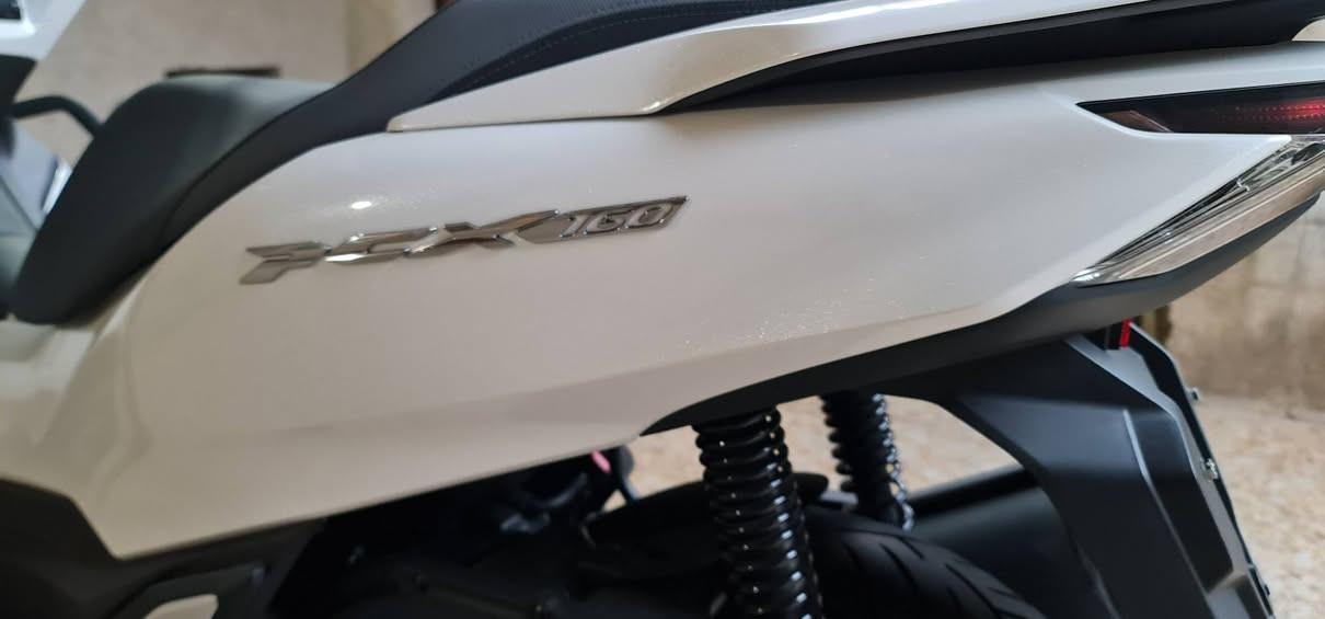 PCX/ 160
بي سي اكس جيل 4 ياباني موديل 2024 
محرك 160 / بصمة نضام ABS /ماشيه 6 الف/
لايت زنون لد أمامي وخلفي دراجه مكفولة كفالة عامة كلها على وضع الشركة 
***********📞📞
