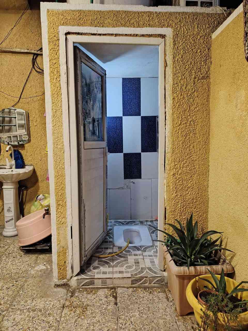 السلام عليكم بيت للبيع في الشعب حي البساتين شارع الشيخ منهل قرب قصابه الموسوي طابو زراعي سند 25 يحتوي على استقبال مطبخ ٢غرف نوم ٣خدمات منور خارجي مع سطحين خدمات كامله مي كهرباء تبليط للاستفسار الاتصال على الرقم *********** ابو شهد
