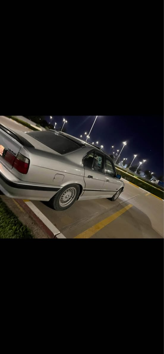 Bmw موديل ٩١ مكينه ٥٢٥ بيلاد توماتيك بي دةحم و بي ليدران نمونه لة جواني ١٠٠ دولار غرامه ي له سه ره دواي معامه له وه ري دةگريةوة سعري ٧٣  كةمةك مةجال *********** أربيل, العراق
