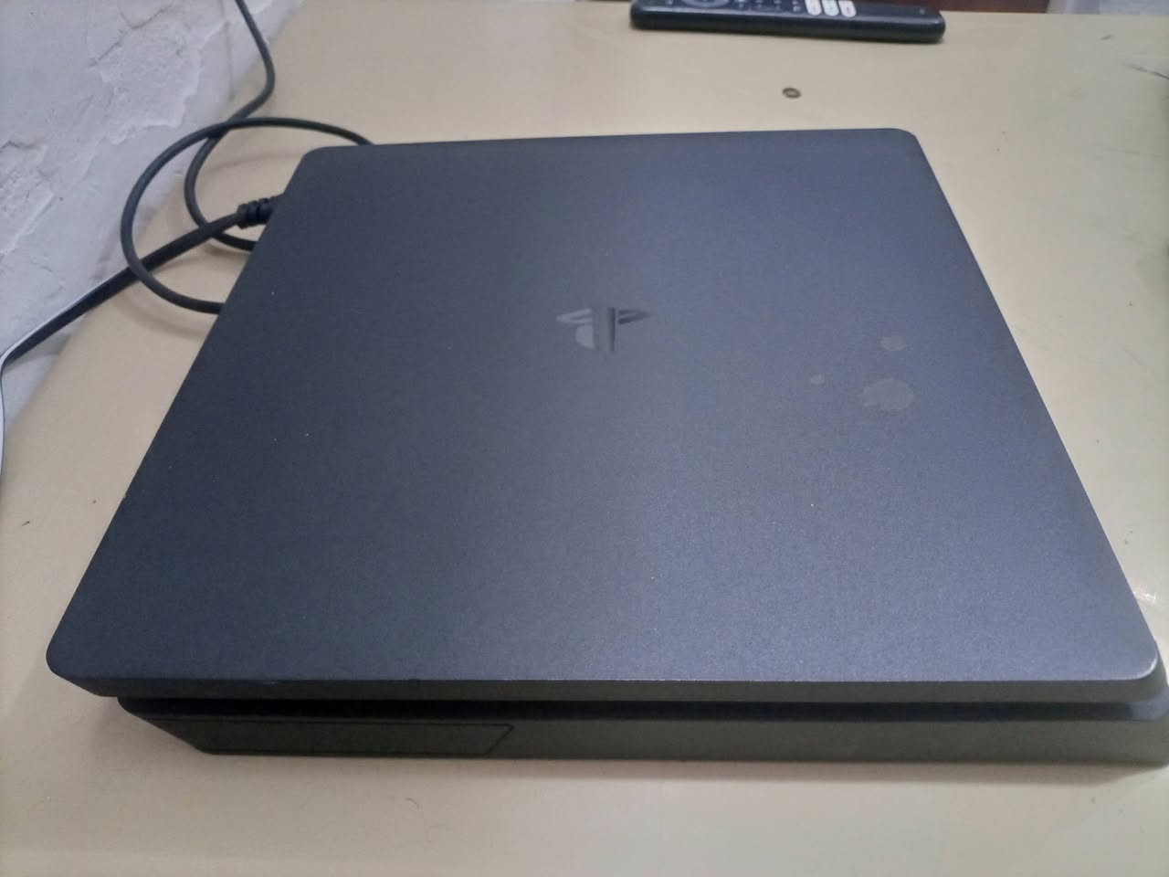 السلام عليكم PS4 سلم للبيع اونلاين وقابل للتهكير نضام 13.02
PS4 slim Lock Sticker  
• سعة 500GB
• جوستكين وحدة عادية ووحدة موشمة مثل ما موجودة بصورة
• وياه قرص GTA5
• الجهاز وياه كل ملحقاته و غير مفتوح لوك ونضيف كلش 
• السعر: خاص
•الموقع: الديوانية
•للتواصل: خاص او واتساب ***********
