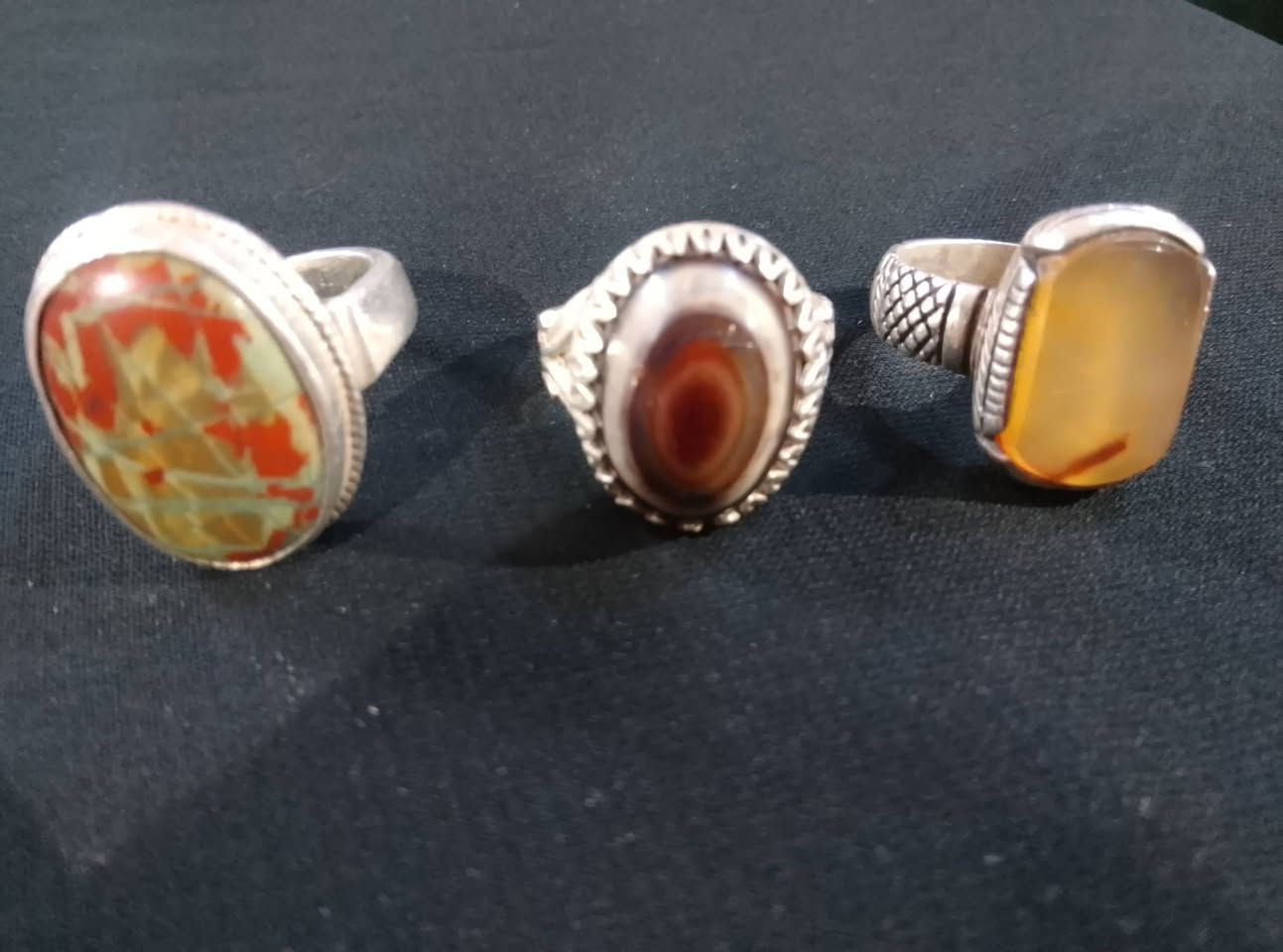 السلام عليكم
محابس صياغه ثقيله والقديمه 
تحف  ساعه ياباني اصلي فول
ابيع شلع الساعه هديه 
مفرد الواحد 75 
كلهن 200 بيهن مجال 
***********
