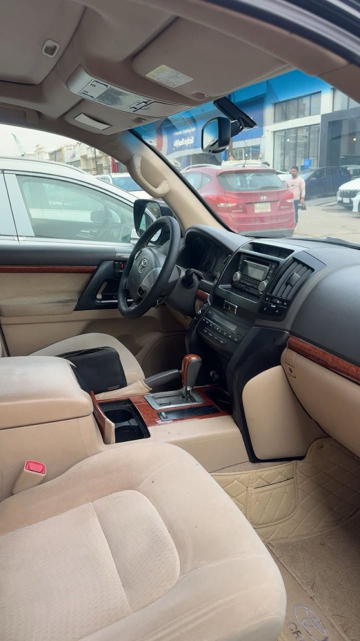 السلام عليكم
لاندكروز 2013  فول مواصفات
6سلندر 
رقم دهوك الجديد جاهزه تحويل مباشر
السياره مكفوله  (بيها فقط جاملغ مبدل بلادي )
المواصفات 

فتحه سقف
حساسات امامي خلفي
تحكمات ستيرن
شاشه اندرويد
كشنات جلد
كشن كهرباء
كامره 

باقي المواصفات معروفه
العنوان بغداد 
السعر 345 $ ورقة 
الاستفسار 
***********
