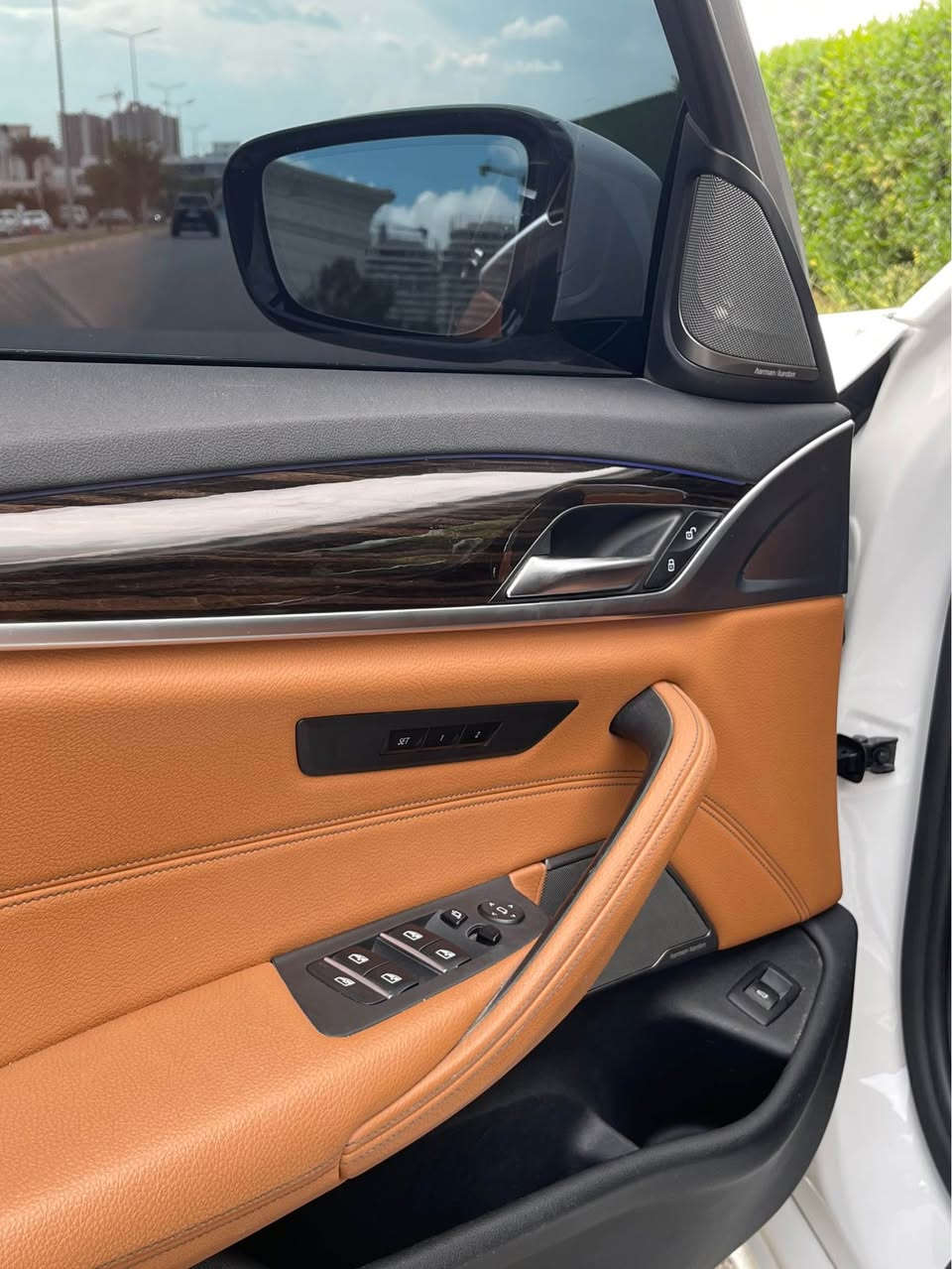 السلام عليكم 
BMW 530i 2022 🇩🇪

اعلى فئة من ناحية المواصفات 
داتاشو 
سماعات هارمن كاردن 
داخل قرميدي 
وكتاب تضليل 80‎%‎ قانوني 
ضرر السياره : جاملغ خلفي صبغ 
والصندوق مبدل نفس اللون
بدون ايرباك 
ماشية 94 كيلو فقط 
حساسات 360 درجة
تدفئة بالمقاعد الامامية والخلفية
مكان السياره اربيل 
السعر : 319 ورقة فقط

***********
*********** أربيل, العراق
