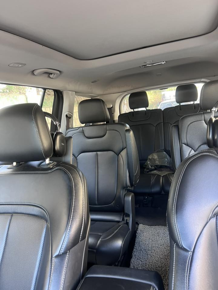 🚗 للبيع: جيب شيروكي ليمتد 2023
📍 مكان السيارة: بغداد 
📞 للتواصل: ***********
💰 السعر: 230 ورقة – قابل للتفاوض
📊 المسافة المقطوعة: 23 مايل فقط
🛠️ المحرك: 6 سلندر – 3600cc

⚙️ المواصفات (فئة ليميتد):
• مقاعد جلدية فاخرة
• مقاعد أمامية وخلفية قابلة للتدفئة
• فتحة سقف بانورامية
• 7 مقاعد
• نظام دفع رباعي (4WD)
• تشغيل عن بُعد
• بصمة تشغيل
• بصمة أبواب
• شاشة وسطية كبيرة تدعمApple CarPlay
و Android Auto
• كاميرا 360 درجة
• باب خلفي كهربائي
• مصابيح LED أمامية وخلفية + أضواء ضباب
• مرايا جانبية كهربائية + نوافذ كهربائية بالكامل
• مقاعد فخمة 
• ناقل حركة ماوس 
‎شاشات عدد ٣ 
كامره عدد ٣ 
وبعد هواي مواصفات 

⚠️ أضرار السيارة:
ابيع السياره حزام بدون لغود وشواصي حادث سطحي
