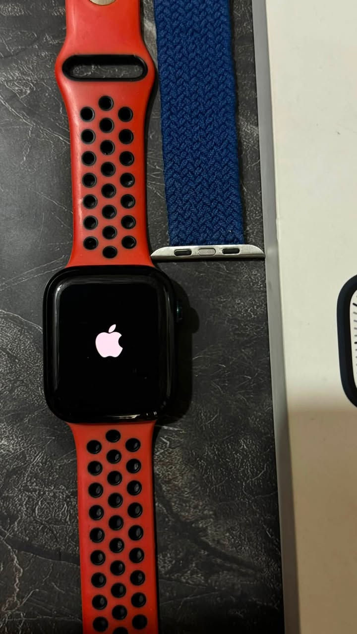ساعة ابل جيل سابع Apple watch series 7
الساعة ‏نظيفة جداً بطاريه ٧٩٪؜ يكفي شحنه الوحده يوم كامل 
كل ملحقاتها متوفرة للبيع او مراوس بأيفون 
المكان بغداد ***********￼
