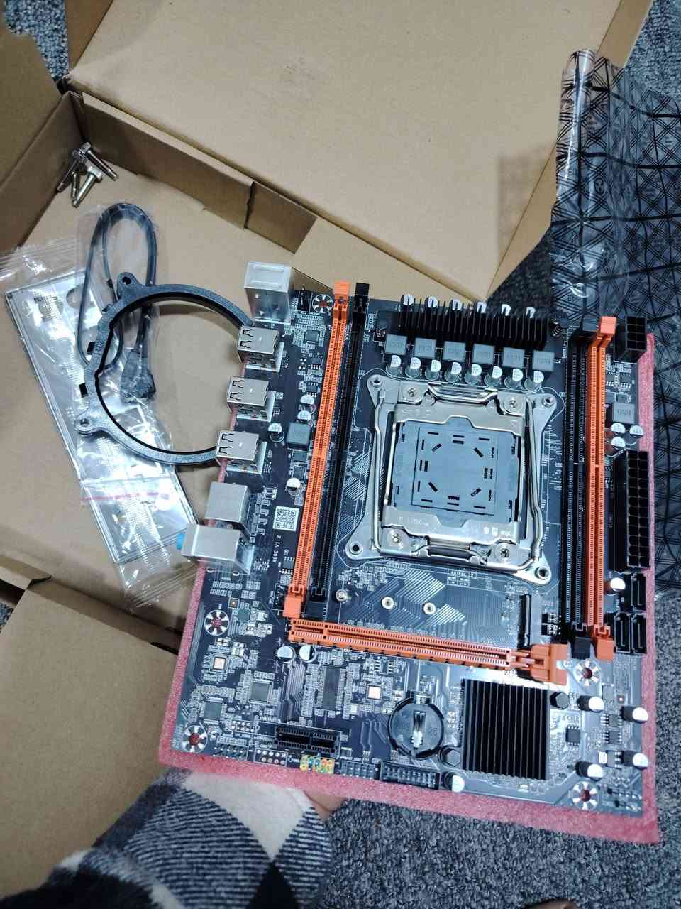 هذه اللوحة الأم (Motherboard) هي من نوع MOUGOL X99 Gaming والمصممة لمنصة LGA2011. 
نوع المعالج: تدعم معالجات Intel Core i7/Xeon E5 على مقبس LGA2011.
الذاكرة: متوافقة مع ذاكرة DDR4.
التصميم: تأتي بمشتتات حرارية سوداء وفتحات PCIe برتقالية.
خلي سعرك


**إذا كنت صاحب هذا الإعلان وتريد حذفه لأي سبب، رجاءا أرسل رسالة إلى الدعم الفني**