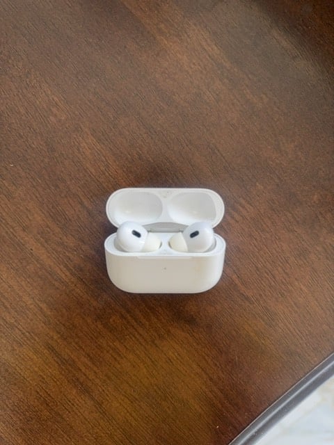 للبيع AirPods Pro 2 / ايربودز برو 2 (منفذ Lightning / لايتننغ) وياها الكيبل الأصلي، تشتغل 100%.
السماعات أصلية لو تقليد؟ وإذا أصلية تكدر تبعث رقم السيريال أو لقطة من الإعدادات؟: 
اصلية. كود A2698
شلون حالة البطارية؟ بعده الشحن قوي لو بيه ضعف من الاستعمال؟: 
عادي
وين موقعك حتى نعرف التسليم شلون يكون؟ داخل بغداد لو محافظة ثانية؟: 
بغداد المنصور