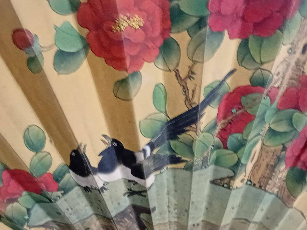 مروحة حائط صينية تقليدية عتيقة - مروحة كبيرة مصنوعة يدويًا من الخيزران والورق
عتيق من أربعينيات القرن العشرين
المواد: الخيزران، الورق، الطلاء
، مصنوعة من الخيزران والورق الأصليين، مصنوعة يدويًا برسم طائرين جالسين على شجرة ورد. الخلفية خضراء ليمونية، والطيور خضراء، وزرقاء، وزرقاء، والورود حمراء ووردية، والكروم بنية وخضراء ومحاطة بالأسود. مزيج رائع من الزهور والطيور المرسومة يدويًا على ورق "عتيق"، وخيزران مطلي، بلمسة نهائية يدوية الصنع متقنة.
يوجد مسماران من الحرير في الخلف للتعليق.
يبلغ طول هذه المروحة أكثر من 43 بوصة عند فتحها، لأنني لم أرغب في إجهادها بتمديد طياتها. يبلغ ارتفاعها 25 بوصة، ولأنها تفتح بمقاومة طفيفة، ولا تتسطح طياتها، يبدو أنها لم تُعرض أبدًا. حالة ممتازة، بدون أي تمزق أو تآكل على الورق أو أضلاع الخيزران. عمل فني رائع..


**إذا كنت صاحب هذا الإعلان وتريد حذفه لأي سبب، رجاءا أرسل رسالة إلى الدعم الفني**