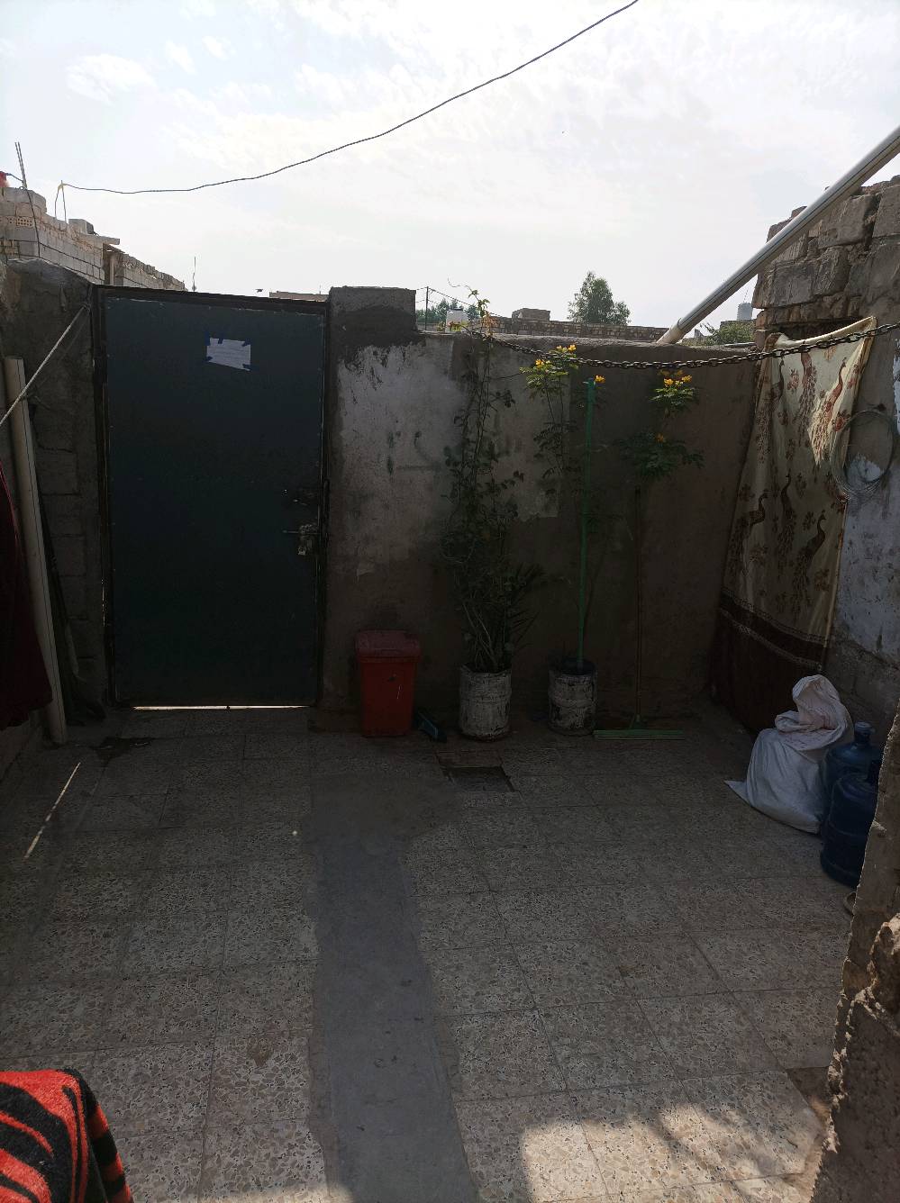 ##بيت مساحة 100 متر واجهية 5
ونزالة 20 غرفة وصالة ومكشوفة وحمام داخل الصالة ومطبخ وحوش وستقبال وحمام وتواليت. موقع  شارع مطار القديم خلف اسواق الامير سعر 14
وبي مجال  وهذا رقمي ***********
