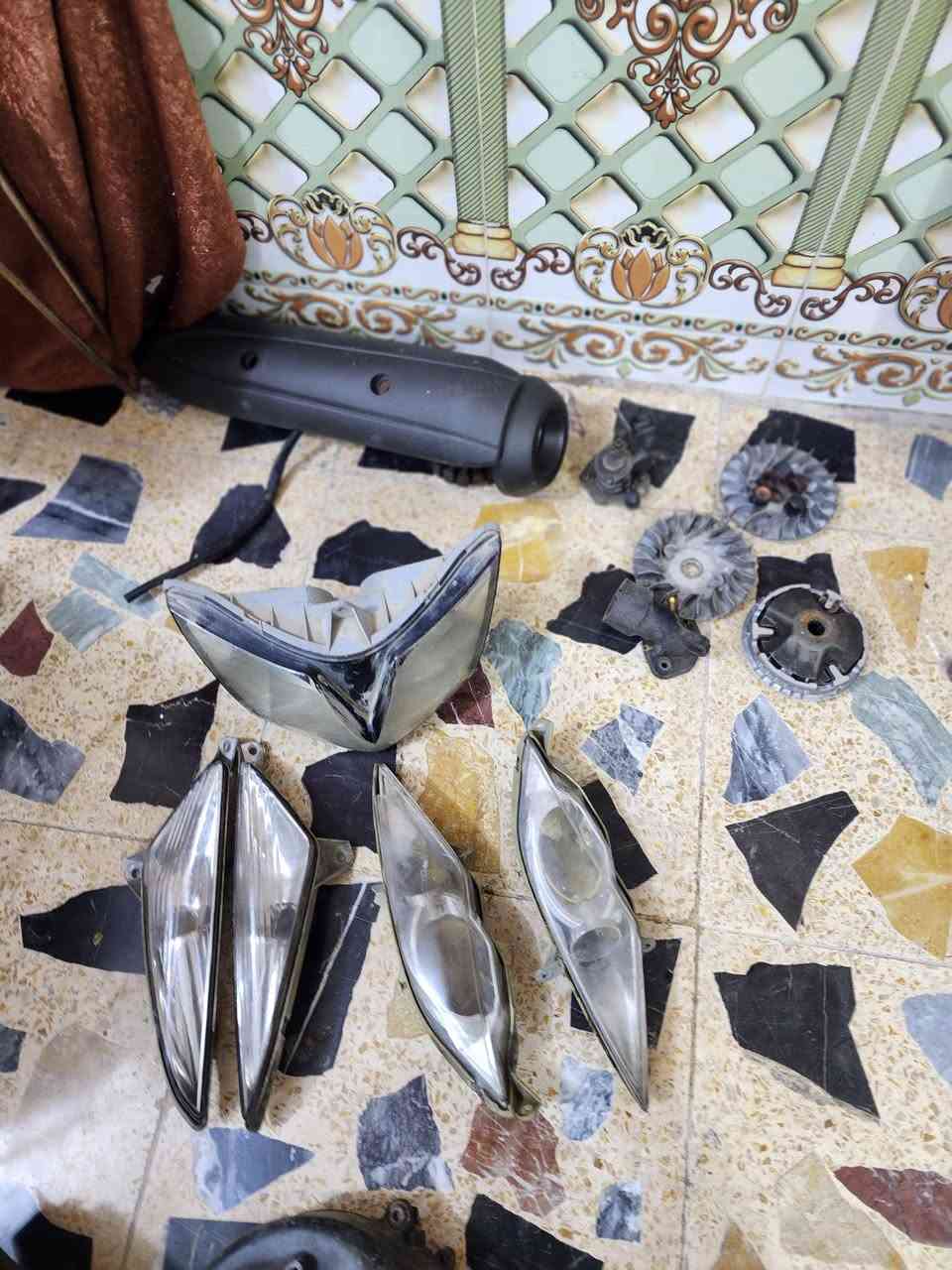 ضفيره كامله بلاديه ويه العقل سعرها 40
طابوكه نضيفه وياهه ملف وفلاويين بيها روله معووجه سعرها 25
مازداات اماميه واشاير خلفيه اربعه كلهن ب 20 

سوبر وواقيه صالنصه ب10 

سلف بلادي ويدات بريك رياضي ب25 

كلج امامي ب 10 صالنصه صوتها عالي ب 15 

تانكي سعره 10 شاصي وستيرن ب25 

بك لايت سعره 15 بنزات سعرهن 10 عضمه ب 5

دبلات امامي وخلفيات وياهن ماشه وفج ب 50

هاوزن وركبه باانزين كامله سوادات مكينه 
مكاني حي اور سبع قصور 
***********
