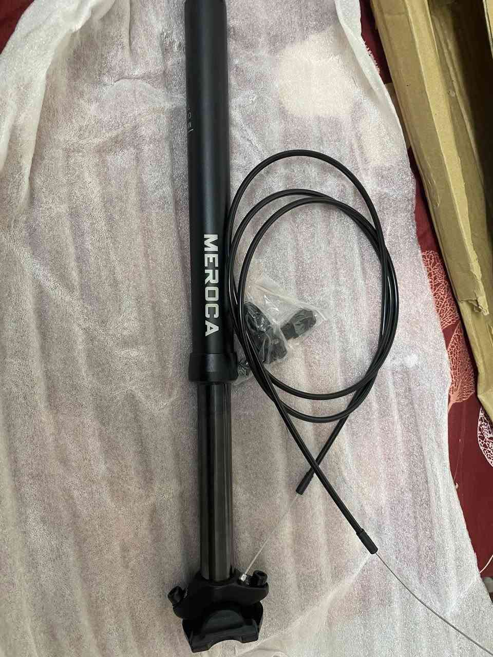 سعره 20 الف 

هذا المنتج هو عمود مقعد هيدروليكي قابل للتعديل (Dropper Seatpost) من العلامة التجارية ميروكا (MEROCA) مخصص للدراجات الجبلية. 
المادة: مصنوع من سبائك الألومنيوم الخفيفة الوزن. 
الوظيفة: يسمح بتعديل ارتفاع المقعد أثناء القيادة عبر جهاز تحكم عن بعد (Remote Lever). 
المواصفات: يتوفر بأقطار مختلفة (مثل 27.2 مم، 30.9 مم، 31.6 مم) وأطوال سفر متنوعة (مثل 100 مم، 125 مم). 
التركيب: يتميز بنظام توجيه الكابلات الداخلي لترتيب أنظف.


**إذا كنت صاحب هذا الإعلان وتريد حذفه لأي سبب، رجاءا أرسل رسالة إلى الدعم الفني**