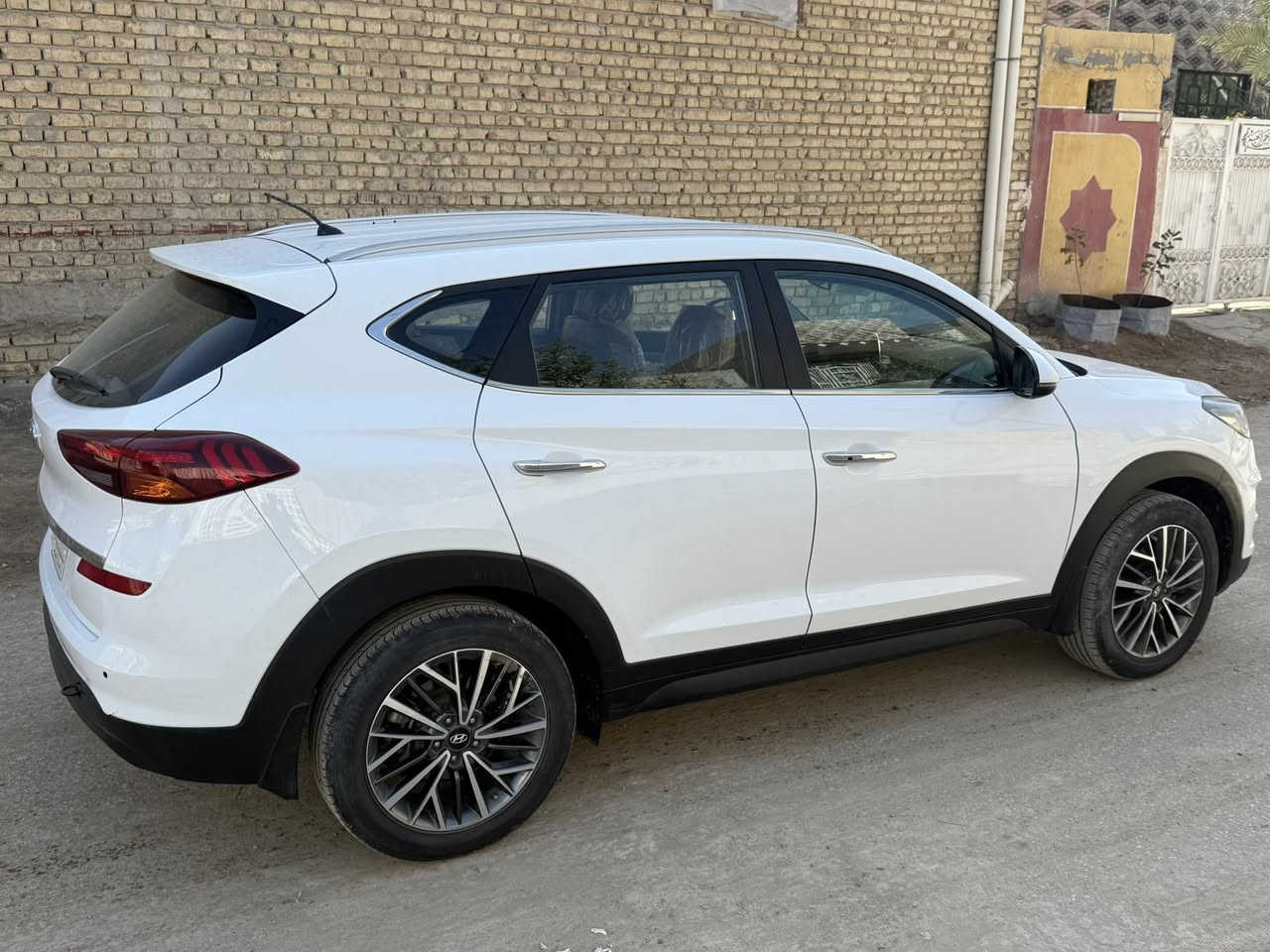 توسان
توسان 2019 - فول مواصفات عدا الفتحة 
لايت 5 عدسات - كشنات جلد + كهرباء 
شاشه كبيره - بك لايت لد - انارة ذاتية مع الستيرن 
رقم بغداد - راعيها في بغداد متواجد - تحويل مباشر 
مكفوله بدون ضربه او صبغ او بارد فقط بيها شخط من جهة عكس السائق شخط بسويج ومامبين اله تركز بي وما مسوي بكيفك تريد تبولشه تريد تكحله مخلي على وضعه 
ماشيه 157 
السعر 192 
مكان السياره بابل 
اتصال // *********** - استاذ عباس
