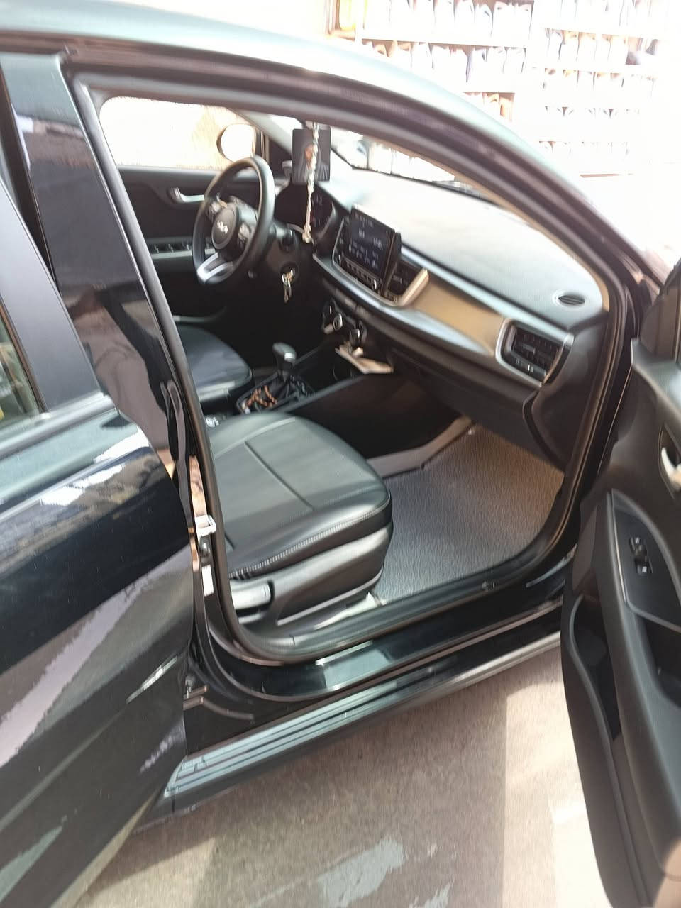 السلام عليكم 

كيا ريو موديل  22وارد امريكي

مكينة ١٦٠٠ دوش

كيرATالمرغوب

كير ومكينة كفالة 

رقم اربيل دولي 

شاشة  كار بلي 

كامرة 

تحكم جهتين 

تخم تاير 

حداديه جديده 

السياره بيها باب السائق أو الورى مبدله بامريكه

السعر 117 وبيها مجال 

مكان السيارة بغداد

للاتصال على الرقم ***********
