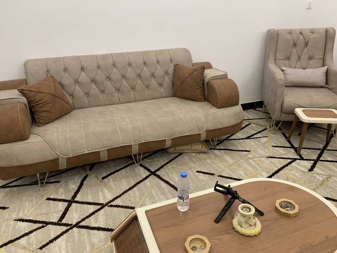 العنوان بصرة.
طخم قنفات  عشر. مقاعد درجة أولى. 
نظافة١٠٠/١٠٠ كما في التصوير.
استعمال شهر واحد. 
السعر والتفاصيل خااااااااص.


**إذا كنت صاحب هذا الإعلان وتريد حذفه لأي سبب، رجاءا أرسل رسالة إلى الدعم الفني**