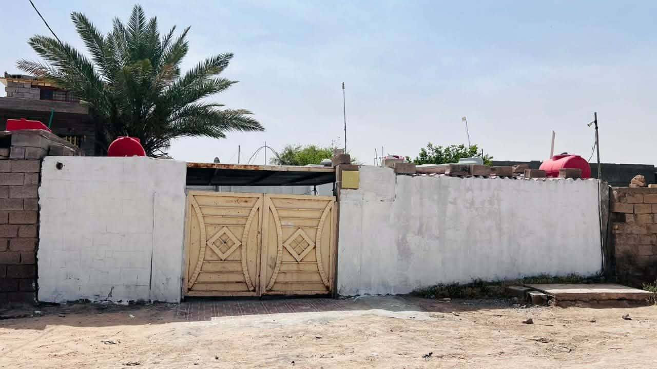 دار سكن للبيع مقابيل حي الصناعي ٢٧٠ متر يحتوي على ٢ غرفه نوم وصاله ومطبخ واستقبال وصحيات وكراج وطارمه كبيره وحديقه تبعد ١٠٠ متر عن التبليط للإستفسار مراجعه مكتب القريني للعقار الجمعيه بالقرب من السايدين *********** او ***********
