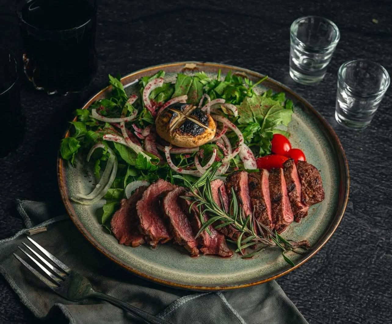 السلام عليكم
شيف غربي متفرغ للعمل مساعد قوي او شيف

اختصاص 

أطباق بنواعه غربيه

اسناكات بنواعه 

الكنتاكي و المقرمشات 

البركر  بنواعه ع والطريقه  الأمريكيه الفحم 

المقبلات الباردة  بنواعه 

المقبلات

اجنحة

البيتزا بنواعه و الصاج الإيطالي 

الصلصات بنواعه أكثر من 12 نوع صلصه 

التتبيلات و البهارات كله اخبطه بيدي شي مميز و الصلصات شغلي ايدي 

اشراف عام ع المطبخ و الاداره المطبخ من ا إلى ي 

التواصل ع  ***********
