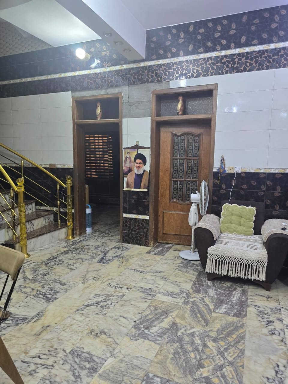 الدار للبيع . الحيدرية الشارع الاول قرب الآليات المساحة ٢١٤ متر  الواجهة ١٢ متر بناء حديث ونظيف جداً طابقين مرمر درجة اولى عرض الشارع ٦ متر مقرنص طابو صرف . للاستفسار الاتصال على الرقم ***********
