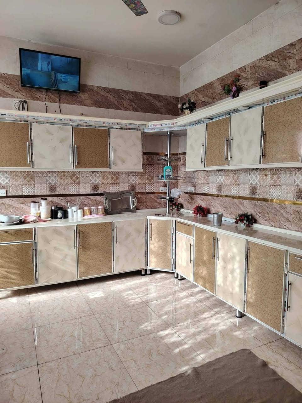 بيت للبيع حواس شارع معرض حجي مساحة ٢٤٠ يبعد عن شارع العام ٧٠٠ متر طابقين يتكون
 من ٤ غرف نوم استقبال وصاله ومطبغ
 وحمامات عدد ٢ وصحيات عدد ٢ وحديقه للسفسار الاتصال على الرقم‏ التاليه
‪ *********** اسيا 
‬‏ اثير *********** او مراسله الصفحه
