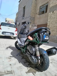 دراجة نارية للبيع، بحالة مقبولة مع بعض علامات التآكل على الهيكل. مناسب...