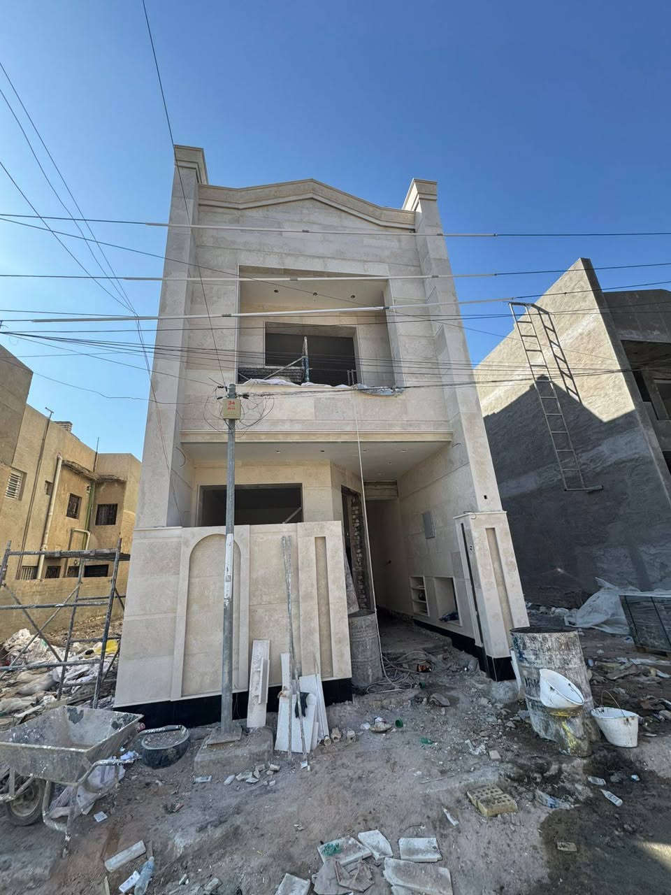 السلام عليكم
دار للبيع 100م 20x5 متر 
ثلاث طوابق يحتوي على (4نوم كبيره )

نوكراج وصالة و ومناور عدد(1) وصحيات عدد(3)و بلكونة و بيتونه طابق الثالث وسطح 
امامي وخلفي البيت بناء حديث 2025زيرو  غير 
مسكون. البيت نضام كامرات و ستلايت و نضام سبالت دفن 

الألمنيوم تركي مقطع ثقيل
البيت بناء درجه اولى 
مستقل غير مشترك 
ديكور جبس بورد الصاله 
مغاسل ديكور كاونتر تركي 
(بغداد حي الجهاد منطقة المخابرات مربع 300خلف جامع محمد رسول الله )

استفسار اتصال او (متوفر واتساب)
      ***********
