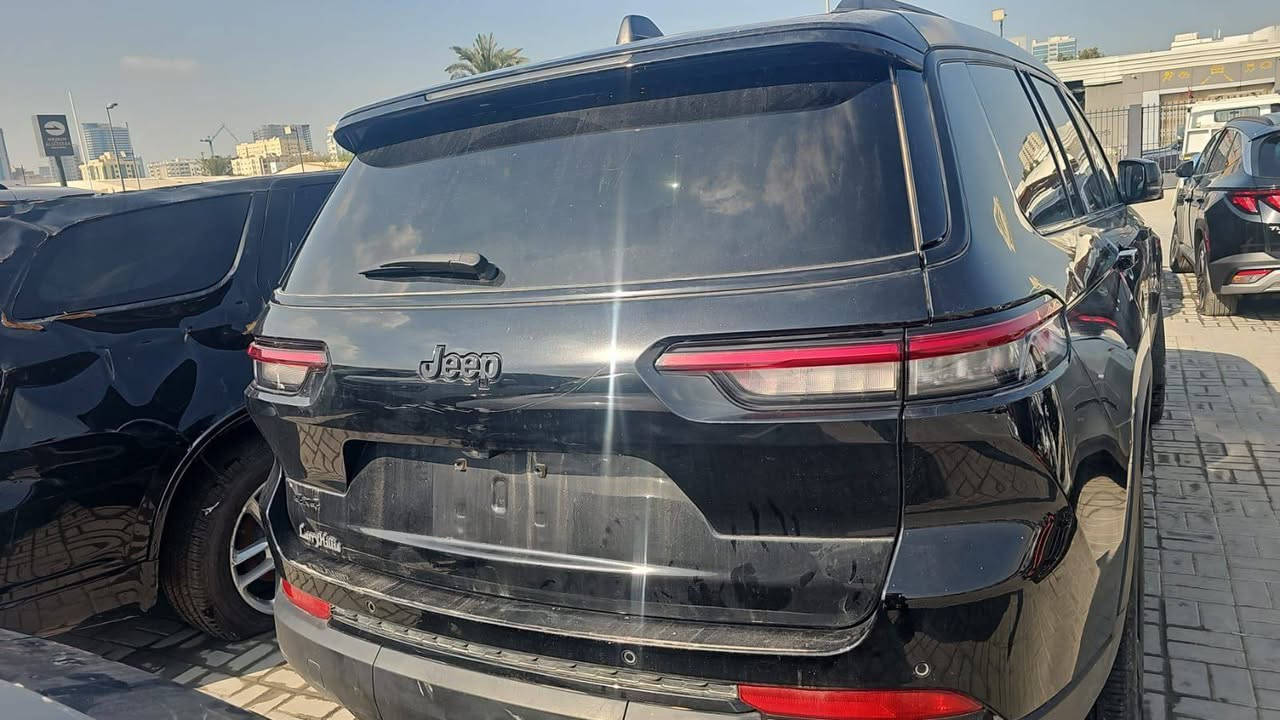 جيب كراند شيروكي موديل 2025 
السيارة موجودة الان بالامارات
مصلح واصل ميناء ام قصر او سفوان 249$
مدة الوصول من ١٥-٢٥يوم 
يمكن ادخالها بكتاب شهداء 
***********
