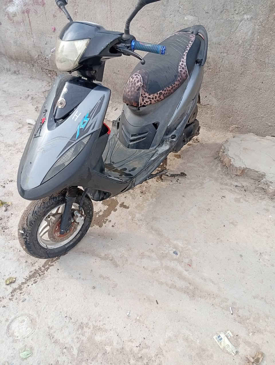 سلام عليكم  دراجة ماكس عدله  مكينة. 55  جديد  دراجة نضيفة  مستعجل على لبيع.  العنوان  بغداد شعب  تجي شوف  وجيك  سعر 450 بيها مجال
