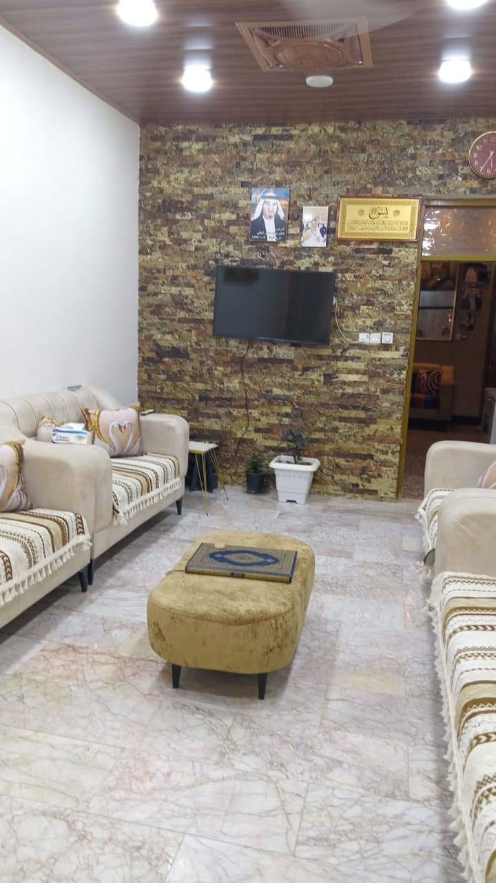 من رخصة الادمن/دار للبيع بأسمي ملك صرف بغداد الشعب حي العقاري قرب جامع بدريه الرواف محله ٣٣٧/ زقاق ١١ / دار / ١٨ بناء جناي من جميع المواد ملاحظه الطابق الثاني نفس الأول والثالث سندويج بنل درجه اولى يتكون من/ ٣ غرف تأسيس حديث الاتصال على الخاص ***********
