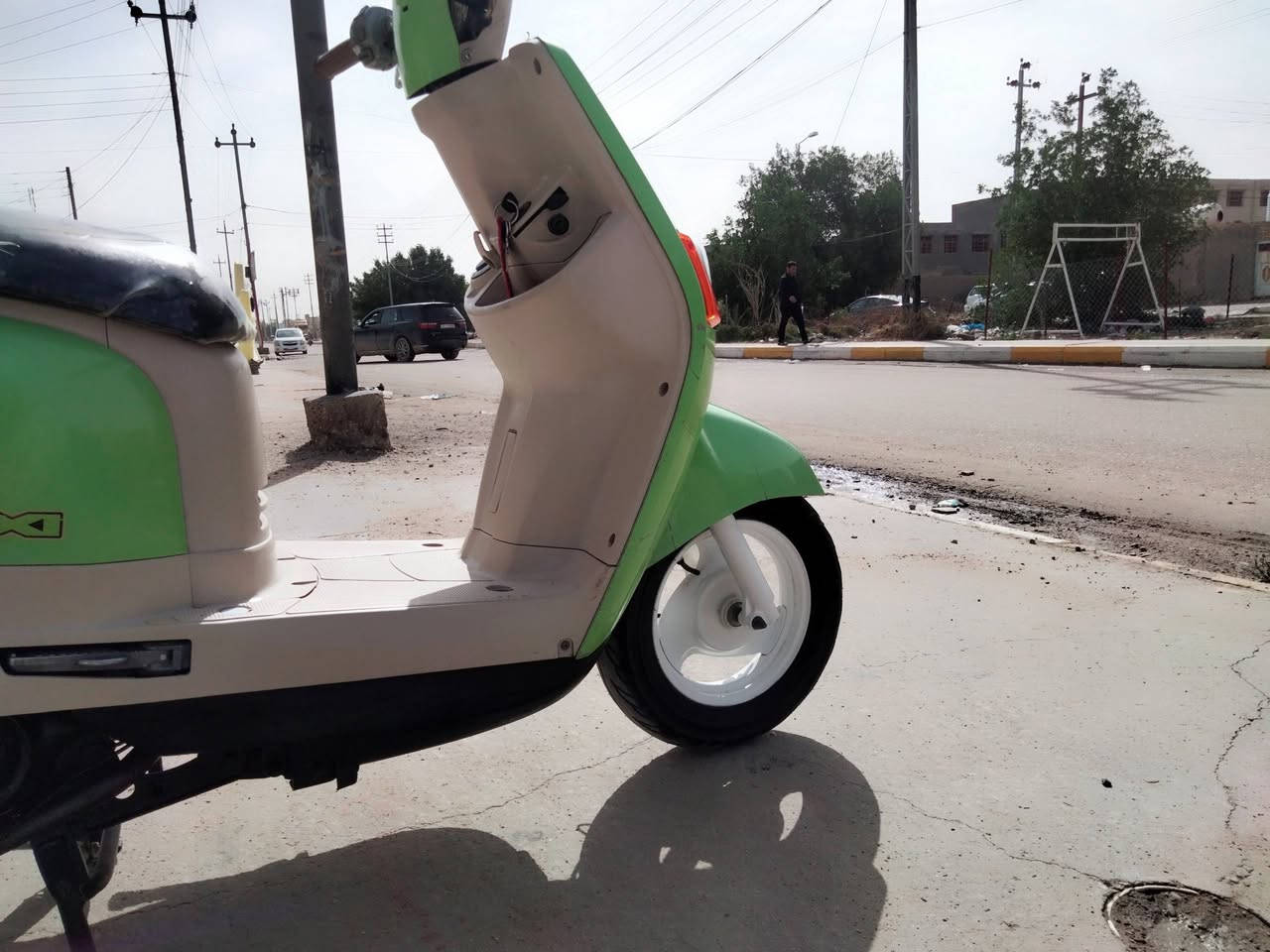 سلام عليكم 
دراجه ماكس بوليسي 
كامله مكمله 
كهربائيات كلها شغاله 
ميكانيك كله شغال
مكينه مامفتوحه ما شاء الله 
شلعه وومعدل.
دراجه بيها وصل وو ختم واحد من الطول للطول وي الشاصي والمكينه كله بلاد من داخل وومن الكفرات هم.
نكره سلف شغلها وطلع.
لون مميز فستقي وودواخلها كريمي بلاد اصلي. 
عنواني ناصريه مركز للستفسار هذا رقمي ***********.واتساب
