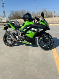 دراجة كاواساكي للبيع. السعر (28 ورقة وبيها مجال بسيط كلش.  المحرك : ٣٠...