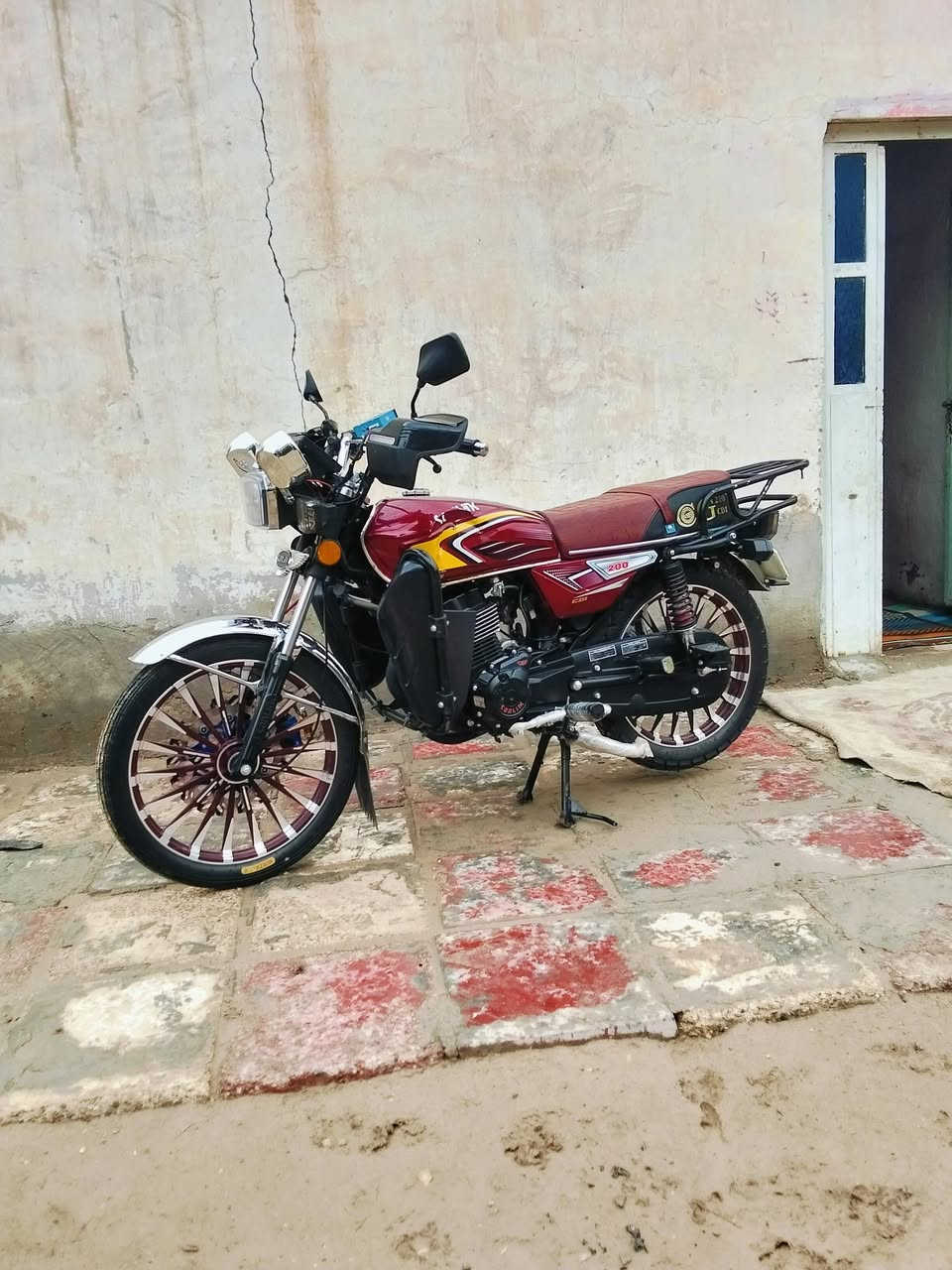 سلام عليكم دراجه سيفان للبيع موديل 25 ضاقطه وزنجيل كفاله عامه دراجة جديدة وجاهزه  مكان واسط العزيزيه السعر اتصل ودلل ***********
