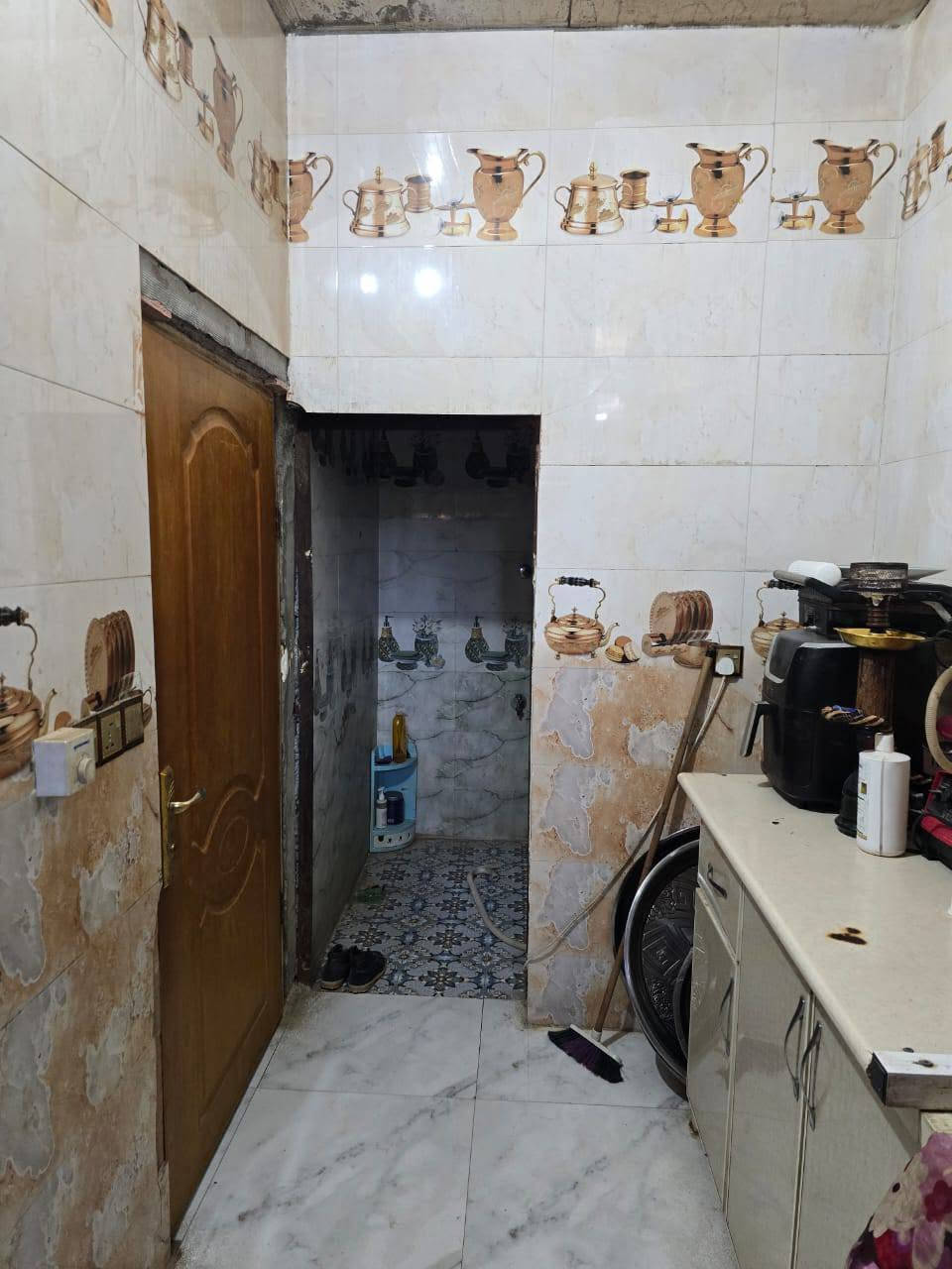 بيت للبيع مساحه 170متر شارع المشايه قرب شارع 30صوب بني ارچاب كونكريت الطرح ولارظيه حصريه جاهز ماناقص شي غرفتين نوم صاله وديوانيه ومطبخ وحمام  صيحات شرقي وغربي حمام داخلي ***********
