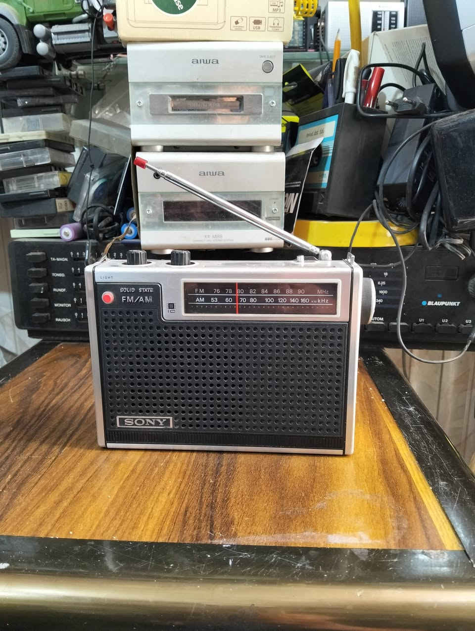 راديو سوني SONY 
صناعه ياباني صنع سنة 1972 
موجات الراديو FM AM 
يعمل باتري ومحوله خارجه 
يوجد فديو بالمنشور يوضح التشغيل 
للحجز والاستفسار المراسله على الخاص


**إذا كنت صاحب هذا الإعلان وتريد حذفه لأي سبب، رجاءا أرسل رسالة إلى الدعم الفني**