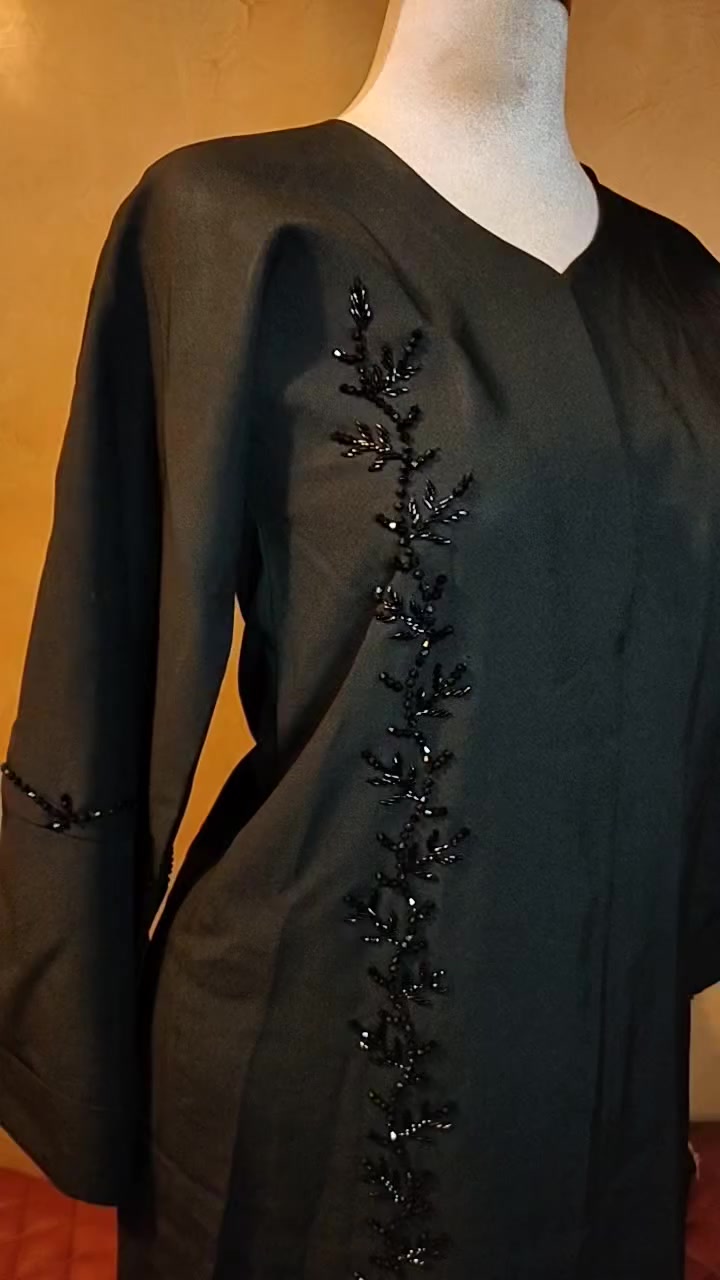 عباية مفتوحة طباكيات كامله قماش كريب ناعم مشغول نمنم وجيك حتى الظهر نفس النقش قياس 38 40 طولها 150 سم سعر 15 الف نظافة 💯💯


**إذا كنت صاحب هذا الإعلان وتريد حذفه لأي سبب، رجاءا أرسل رسالة إلى الدعم الفني**