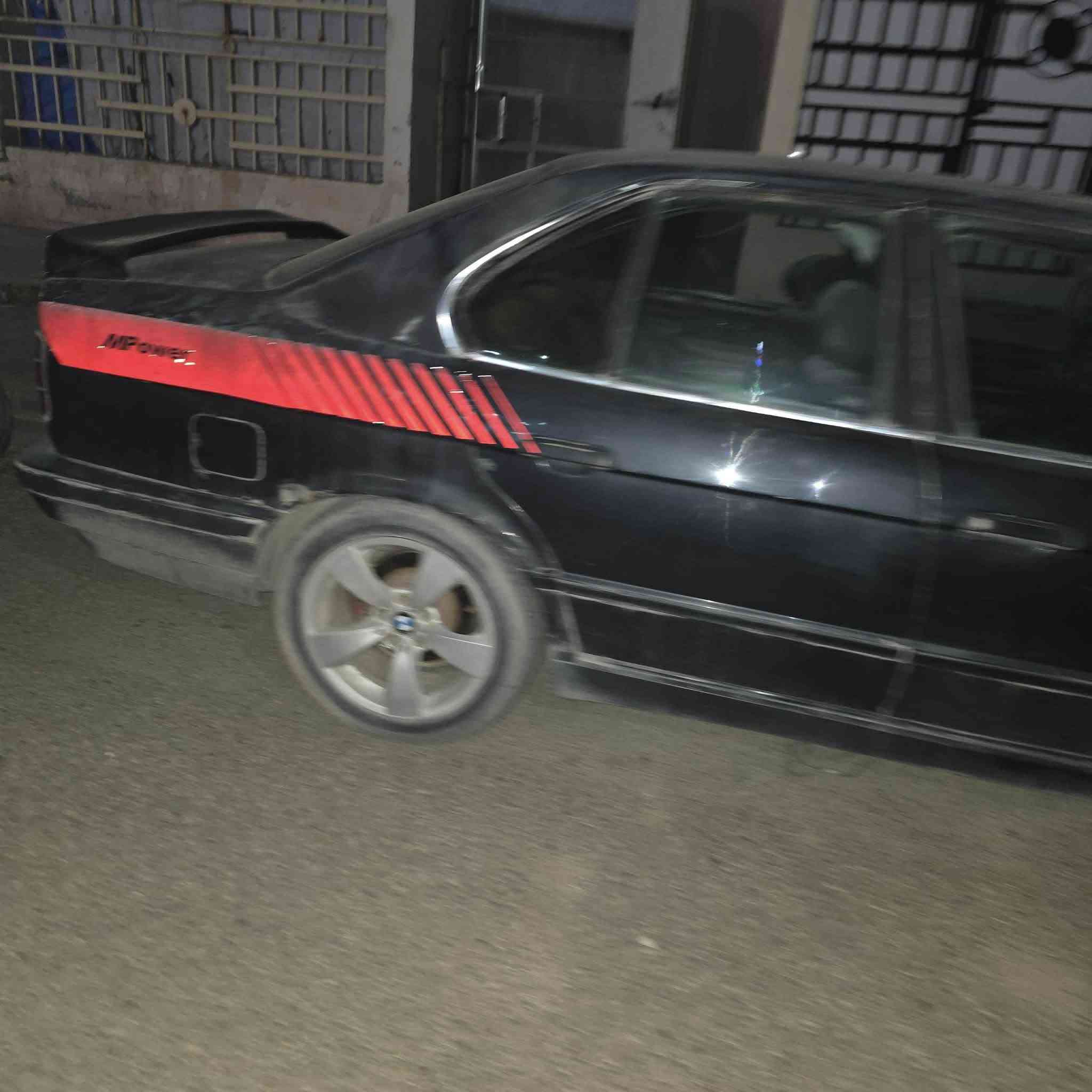 للبيع موديل 89السياره متروكه رقم بغداد السعر ٢٥ ورقه مال تعمير ***********
