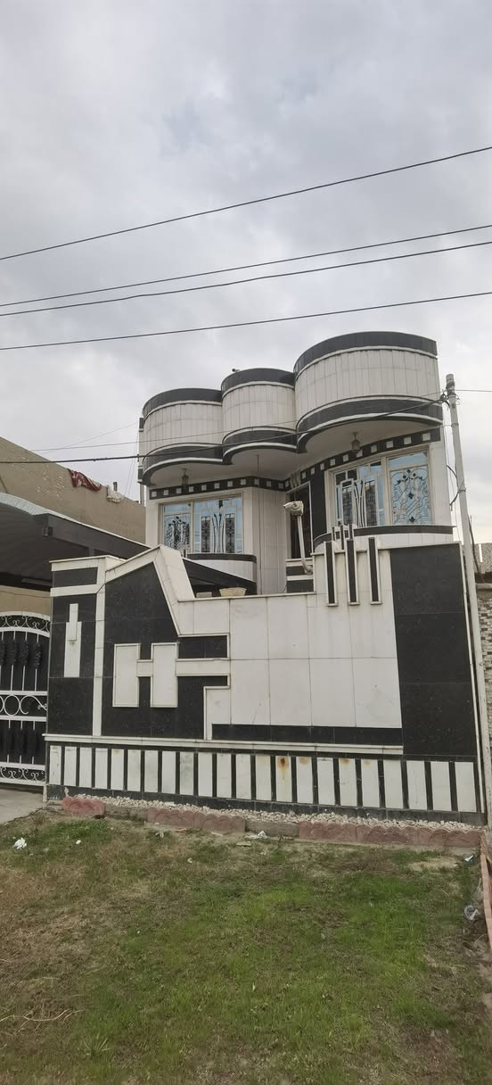 السلام عليكم. (دار للبيع من المالك مباشرة). دار تجاري يقع على الشارع العام(اربع سايدات) مباشرة.. يبعد عن ساحة اللقاء ومزاد الزهور بحدود ٣٠ متر باتجاه بلدية المنصور بناء فوق الدرجة الأولى المساحة (٢٢٠ متر) الواجهة (٨ متر) سند منفصل بأسمي للإستفسار الاتصال على الرقم ***********.
