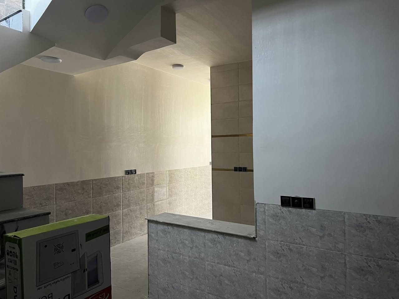 دار للبيع طابو زراعي سند 25 تحويل مباشر مساحه 100 متر بناء حديث صار شهر من كمل موقع البيت البكرلي ثانيه شارع مخبز ليمونه خلف مضيف الشيخ نعمه عرض شارع 10 متر كافت الخدمات متوفره يحتوي البيت غرفه نوم ستقبال  كليدور مطبخ حار بارد مجمع صحيات وحمام داخلي بيتونه كبيره السعر 77 بيه مجال من يرغب بشراء الدار الاتصال علي الرقم ***********
