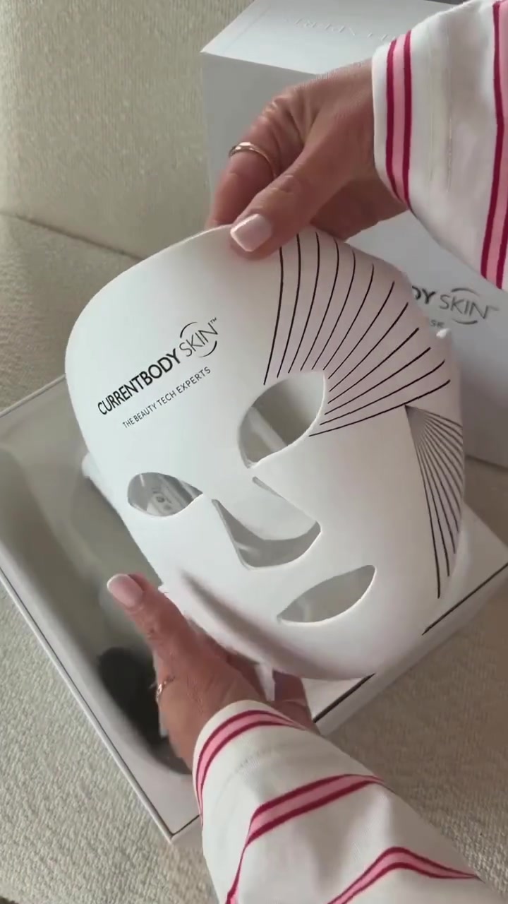 هل تطمحين لبشرة أكثر نضارة وشباباً في منزلك؟ ✨
نقدم لكِ CurrentBody LED Mask Series 2 – الجيل الجديد من تكنولوجيا العناية بالبشرة، المصمم ليمنحكِ نتائج احترافية في 10 دقائق فقط.
لماذا هو الخيار الأمثل؟
✅ تغطية شاملة: 236 مصباح LED لتغطية مثالية للوجه والذقن.
✅ تقنية ثلاثية الأبعاد: يعمل بثلاثة أطوال موجية (أحمر، تحت الحمراء القريبة، وتحت الحمراء العميقة) لتحفيز الكولاجين بعمق.
✅ تصميم مريح: سيليكون مرن يتشكل حسب ملامح وجهك، مع حزام "Multiway" لثبات تام أثناء الحركة.
✅ نتائج مثبتة: يقلل الخطوط الدقيقة، يوحد لون البشرة، ويعزز مرونتها وإشراقها.
✅ سهولة الاستخدام: وحدة تحكم مدمجة مع مشبك،.
استثمري في بشرتكِ واحصلي على "الروتين الذهبي" للجمال الذي يثق به خبراء العناية حول 
العالم.

#العناية_بالبشرة #جمال #تقنية_الجمال #بشرة_صحية #عناية_منزلية


**إذا كنت صاحب هذا الإعلان وتريد حذفه لأي سبب، رجاءا أرسل رسالة إلى الدعم الفني**