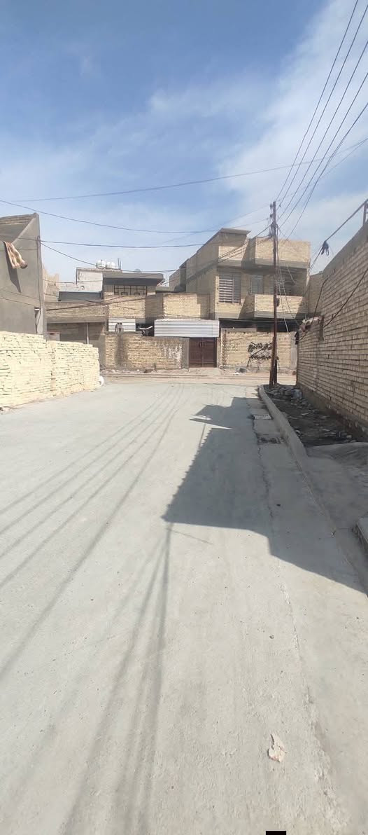 سلام عليكم توفر عندي بيت زراعي  مساحه 100متر --جبها 4--نزال --25-- طابق ونص --بي غرفتين منطقه كامله  كل الخدمات مي مجاري كهرباء تبليط  موقع البيت البلديات الضباط خلف الصحفيين قرب مدرسه زين القوس منطقه حي الامير فرع 10متار البيت صاير بصف ركن الاستفسار اكثر ***********رد واتساب ماسنجر
