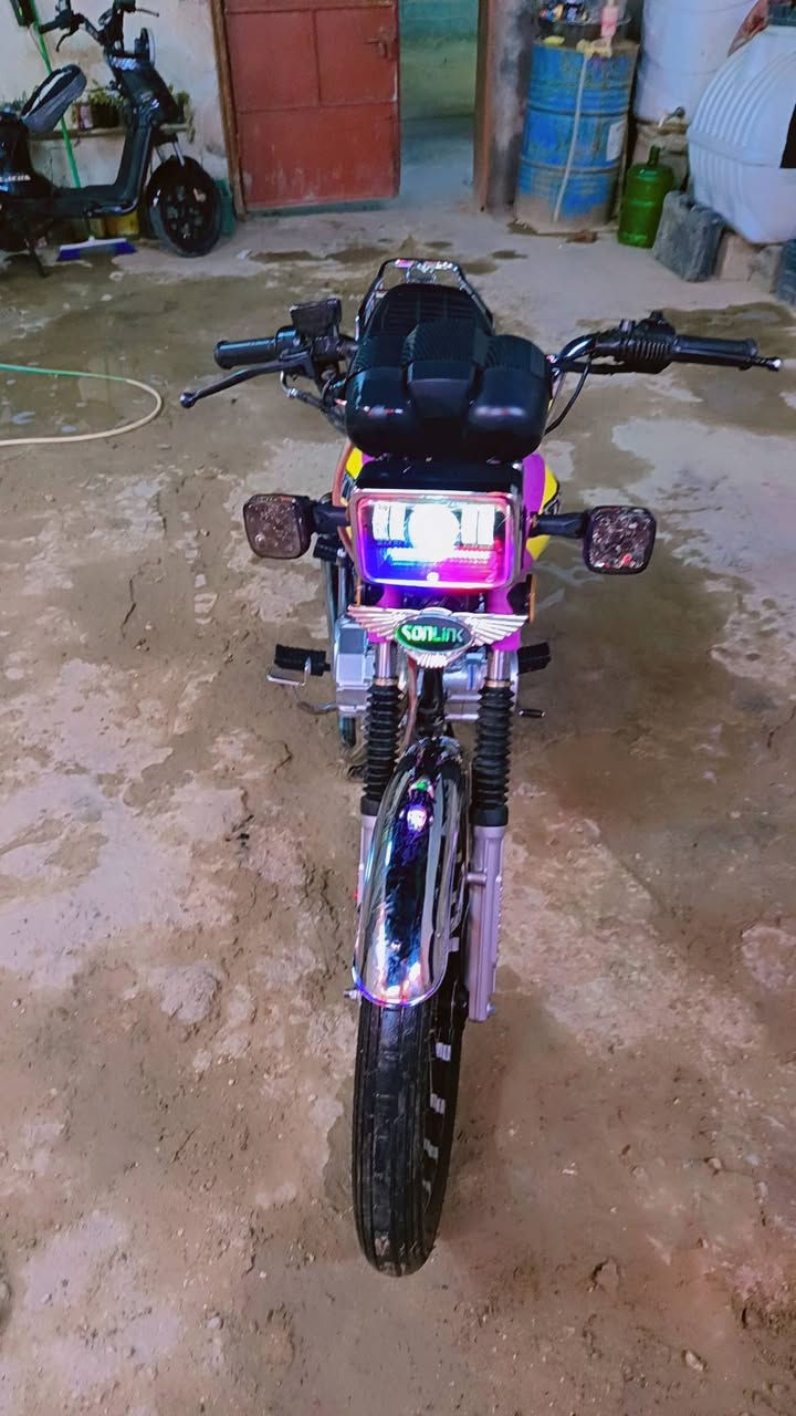 للبيع أو المراوس.. سونلينك (SONLINK CG200) موديل 2026 بحالة الوكالة! 🏍️🔥
العبارة:
"الزين ما يحتاج حجي، عينك ميزانك.. دراجة جديدة وجاهزة وما ناقصها برغي، مال قنية وراحة بال."
​📊 المواصفات والترتيب:
​الموديل: 2026 (بعدها بأكياسها ونظافة توب).
​المحرك والجير: محرك 200 سي سي، 5 جير (عزم وسرعة بالشارع).
​الممشى: ماشية 3000 كم فقط (بعدها على السحق وبحالة الفول).
​الوضعية القانونية: كاملة الأوراق وكافلها من كل شيء.
​الإضافات: شاشة ديجيتال بلادية ذكية ومتطورة، لايت أمامي زينون معدل ومنظومة إضاءة كاملة، ويل بريج مميز، والترتيب مثل ما واضح بالصور.
​💰 السعر والمراوس:
​السعر النهائي: 900,000 دينار عراقي ( وبيها مجال وسعر مناسب جداً مقارنة بنظافتها).
​المراوس: متواجد للمراوس حسب الرغبة، إذا عندك شيء يسوى وتوب نتفق إن شاء الله.
​للتواصل والاستفسار: [***********]
