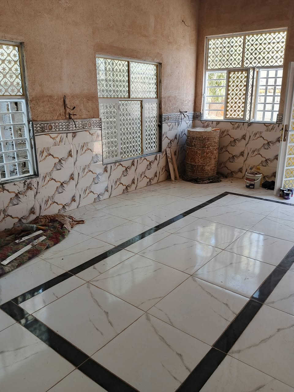 بيت للبيع. مساحه 300 متره.سقف عقاده بخدمات ماي كهرباء خط مولد سعره البيت35عقد زراعي 25 على شارع كربلاء نجف عمود 366  وراء  الحسينيات 250 متر======.***********
