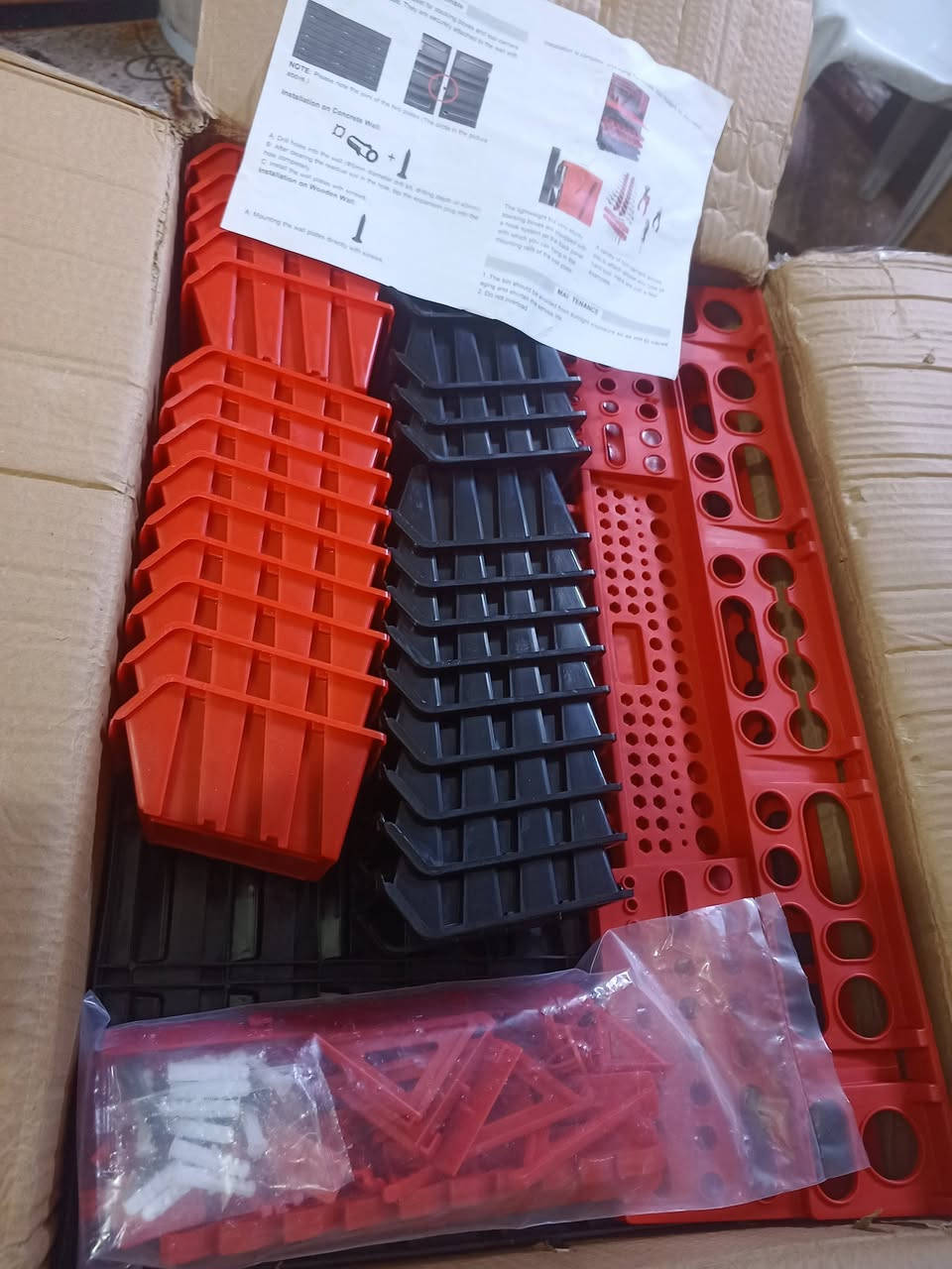 مجموعة منظم أدوات حائطي من شركة Deuba، مصمم لترتيب الأدوات والقطع الصغيرة في ورش العمل أو المرآب. 
المكونات: تتضمن المجموعة لوحات حائطية، صناديق تخزين قابلة للتكديس (باللونين الأحمر والأسود)، وحوامل أدوات مختلفة. 
المواد: مصنوعة من بلاستيك البولي بروبيلين (PP) المتين والمقاوم للصدمات. 
الميزات: الصناديق قابلة للإزالة والتكديس بشكل فردي، والأرفف قابلة للتوسيع لزيادة مساحة التخزين. 
التحميل: تتميز بهيكل قوي يسمح بحمل أدوات بوزن يصل إلى 5 كجم للأرفف و 1 كجم للخطافات الفردية. 
السعر 25الف مع توصيل


**إذا كنت صاحب هذا الإعلان وتريد حذفه لأي سبب، رجاءا أرسل رسالة إلى الدعم الفني**