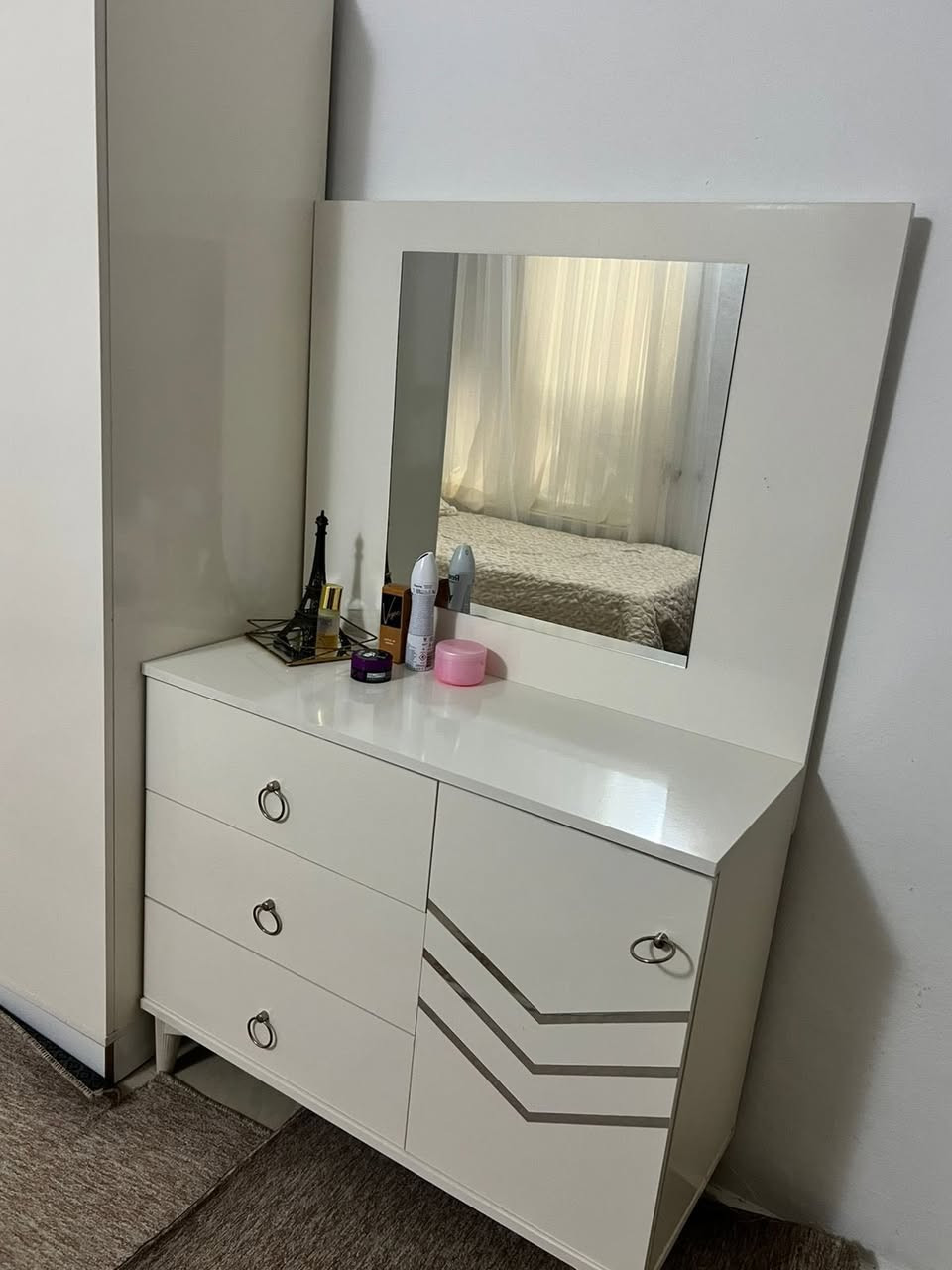 غرفه ولاديه نفر واحد سعر 350 الف مجال بسيط عنوان دهوك 
معا ميز توليت فنصور 6 ابوب رقم الهاتف *********** 
واتس موجود
