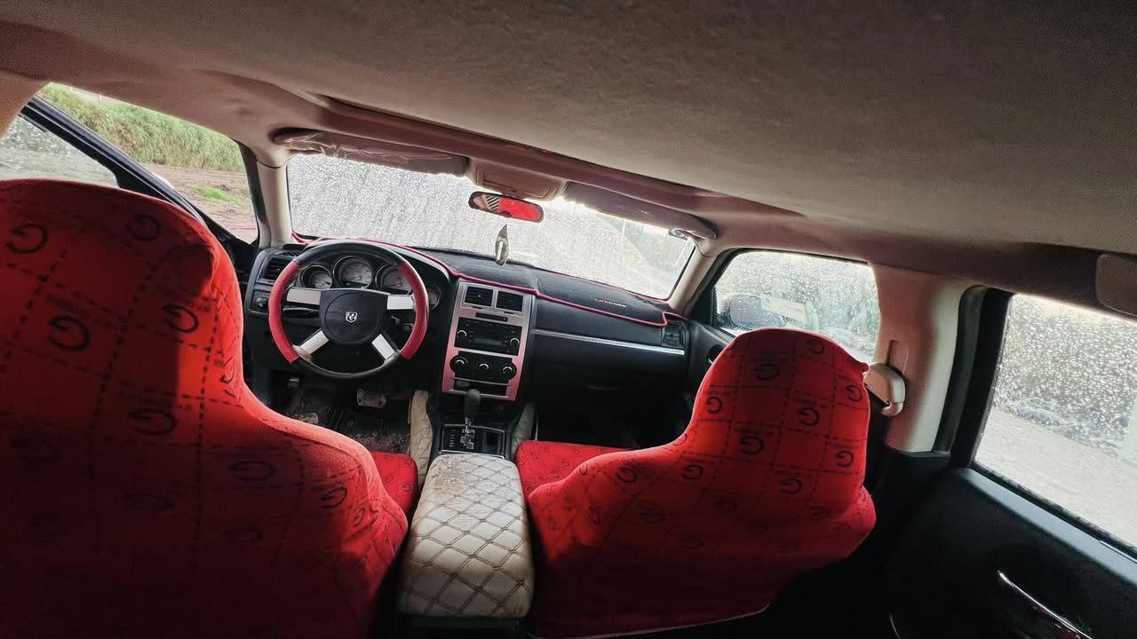 جارجر للبيع موديل١٠ مصبوغه حزام كير مكينه مكفولات فتحه بالقماره محرك٣٥٠٠ امريكيه بيها تبديل باب فقط ٩٥وبيها مجال مكان ديوانيه ***********
