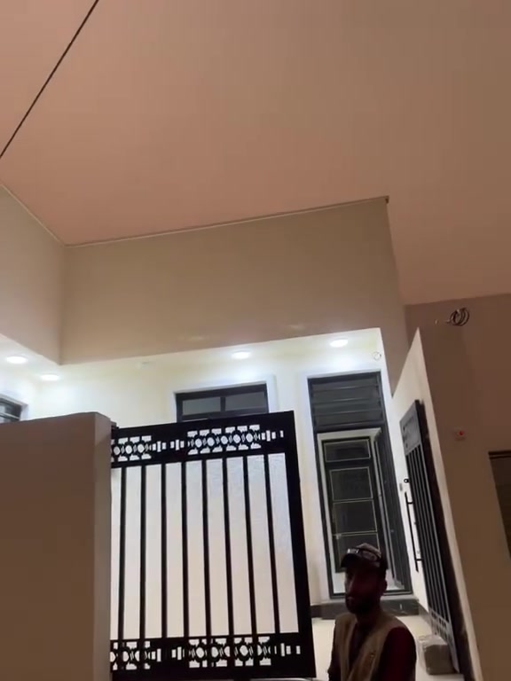 ​🏠 بيت جديد للإيجار - موقع مميز وإطلالة رائعة 🏠
يعلن صاحب العقار عن توفر بيت للإيجار (بناء جديد) لم يسكن من قبل، يتميز بتصميم مريح وموقع حيوي.
​📌 مواصفات البيت:
​غرف النوم: غرفتين نوم واسعة.
​المطبخ: مطبخ بمساحة ممتازة.
​المرافق الداخلية: مجموعات صحية داخلية متكاملة.
​المرافق الخارجية:
​ديوانية (مضافة) خارجية معزولة لاستقبال الضيوف.
​صحيات خارجية إضافية.
​📍 الموقع والعنوان:
​المنطقة: كورنيش التأميم.
​العلامة الدالة: مقابل جسر القاسم مباشرة (موقع مخدوم وقريب من كافة الخدمات).
​📞 للاستفسار والتواصل:***********
​للمزيد من المعلومات حول السعر أو لمعاينة البيت، يرجى مراسلة الصفحة أو الاتصال على الرقم
