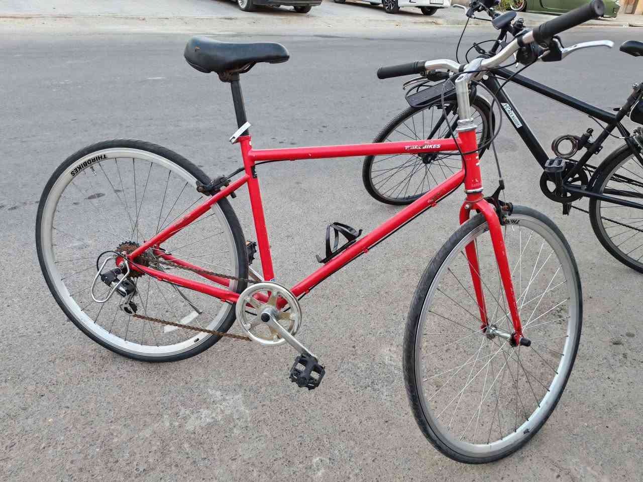 السلام عليكم كابتن علق تم ويوصلك سعر دراجه c700🚴🏻🚴🏻  باله اوربي ✨اي نقص مابيها دراجه كامله  الون احمر.  📍عنوانه كرادة مجمع مشن ***********
