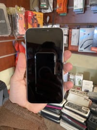 ‏11 عادي iPhone  ذاكرة 64 ‏مبدل بطارية Face ID واقف  بيع  مروس ايش عند...