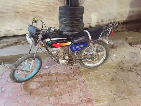 موطور للبيع نضيف شغال هندر واحد السعر 150 مكان كياره الاستفسار عل رقم ***********
