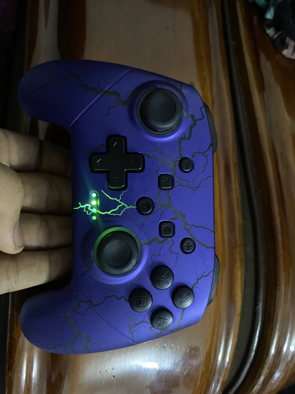 سلام عليكم جوستك VOYEE (طراز S08) متوافقة مع أجهزة Nintendo Switch و PC. وiOS
البطارية: سعة عالية تبلغ 1000 مللي أمبير في الساعة.
المميزات: تدعم خاصية الاستيقاظ (Wake-up)، الاقتران بمفتاح واحد، واهتزاز قابل للتعديل.
التصميم: تحتوي على أضواء RGB LED بـ 9 ألوان وقابلة للبرمجة.
الطاقة: تعمل بجهد إدخال DC5V/1A.
ترجمة النص في الصورة
العلامة التجارية: VOYEE
نوع المنتج: وحدة تحكم لاسلكية للجهاز (N-S) طراز S08
سعة البطارية: 1000 مللي أمبير في الساعة
الطاقة: 5 فولت تيار مستمر / 1 أمبير
الشركة المصنعة: Dongguan Chenhao Electronic Technology Co., Ltd
منشأ: صنع في الصين
السعر 25 لايوجد توصيل  
مكاني بغداد مدينة الصدر


**إذا كنت صاحب هذا الإعلان وتريد حذفه لأي سبب، رجاءا أرسل رسالة إلى الدعم الفني**