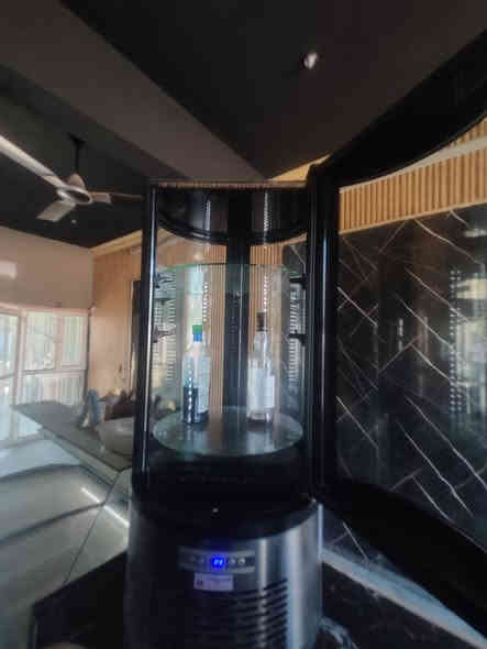 السلام عليكم ورحمة الله وبركاته 
عندي عارضة معجنات وعصائر من شركة الميلاد سعة 100لتر وباقي تفاصيلها مذكورة بالصورة الخامسة الي بيها مواصفات العارضة عارضة إيطالية وكلش مضبوطة من ناحية التبريد وحفظ الطعام وشكلها جميل مابيها اي عيب كاملة من كلشي سعرها 800 ألف 
للتواصل على هذا الرقم: ***********
